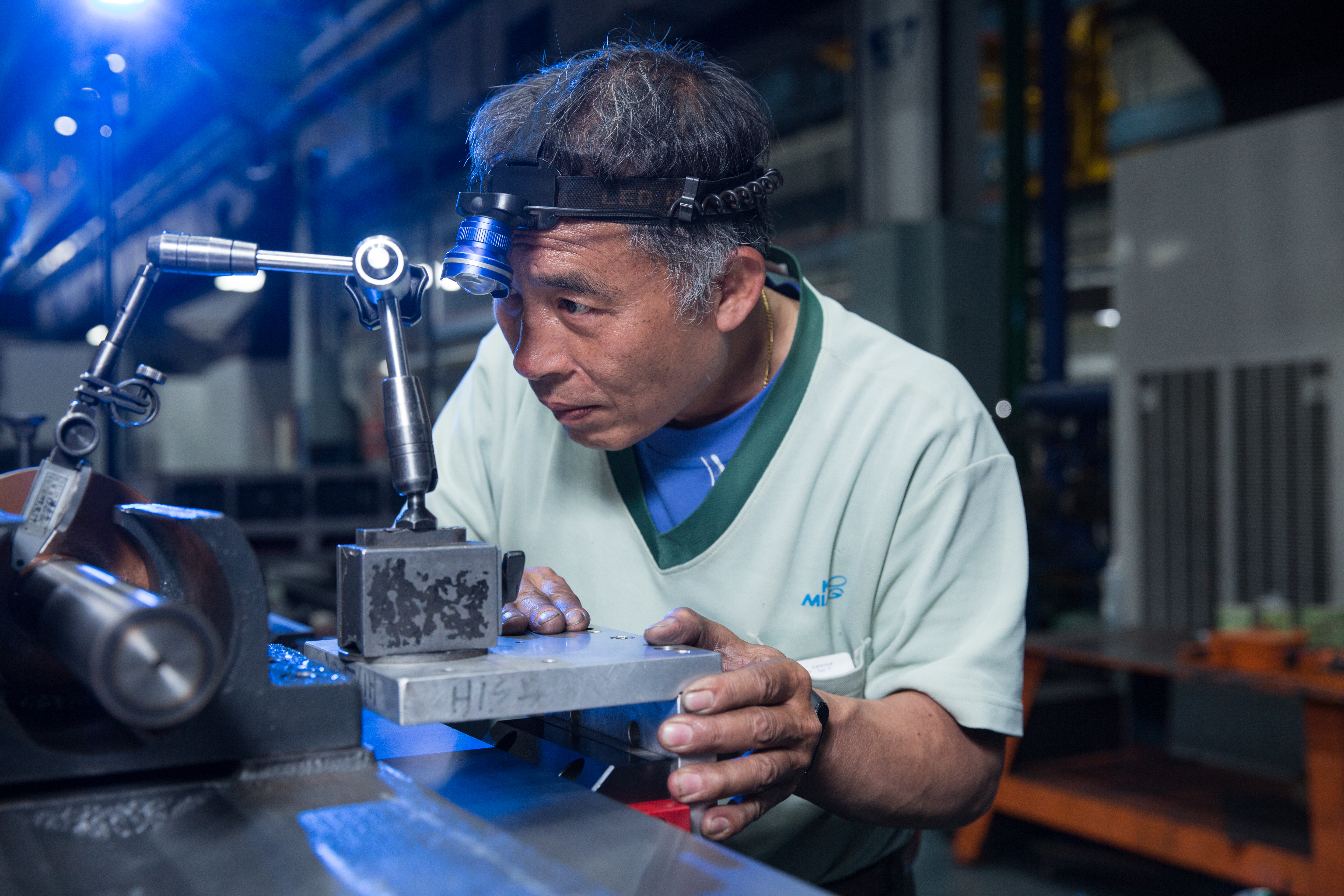 「鏟花」是精密工具機有基本準確度的起點，只能靠師傅的巧手一刀一刀鏟出精度。