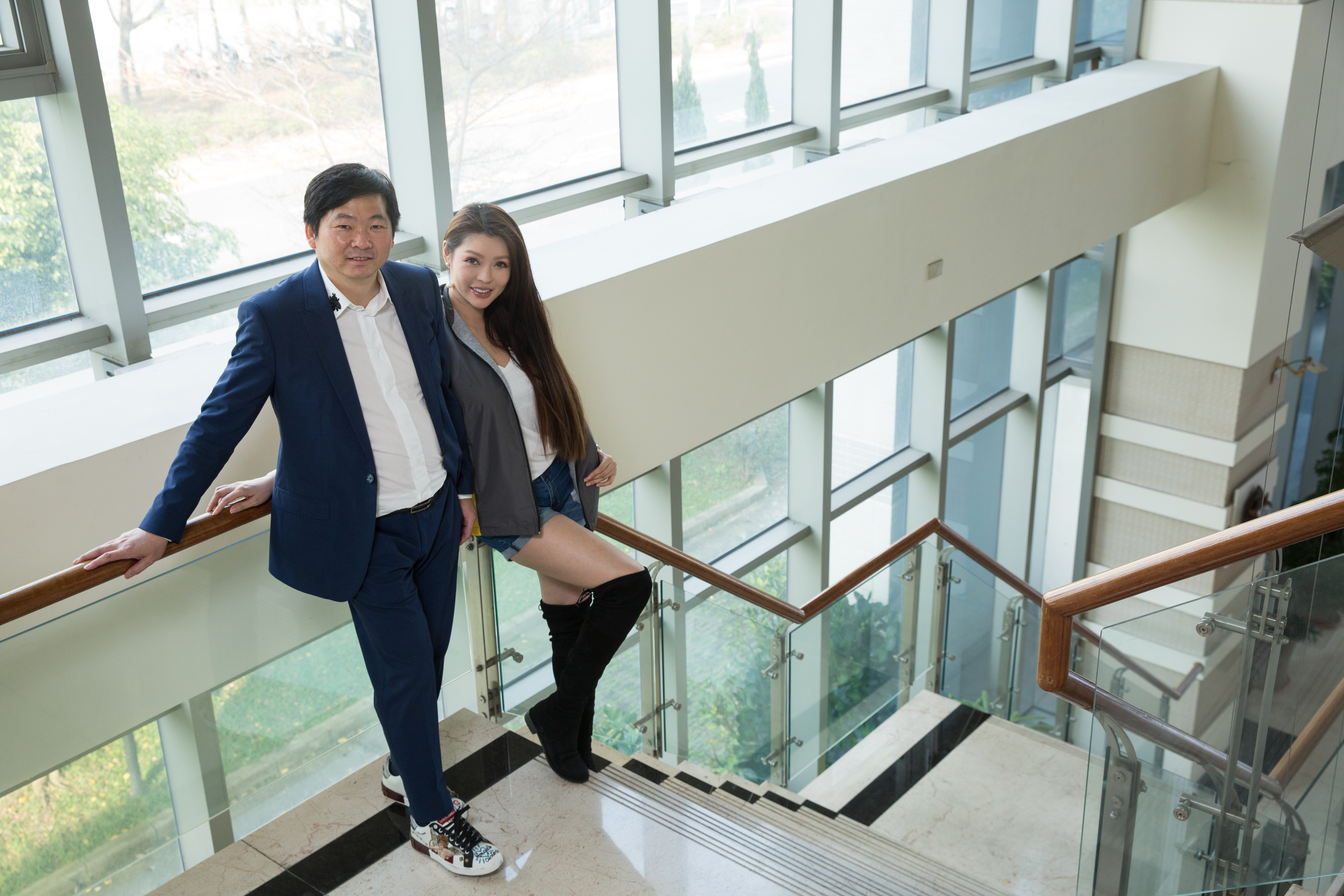 2年前，張仕育（左）迎娶名模殷琦（右），這次採訪期間，殷琦一路陪伴，放閃無極限。