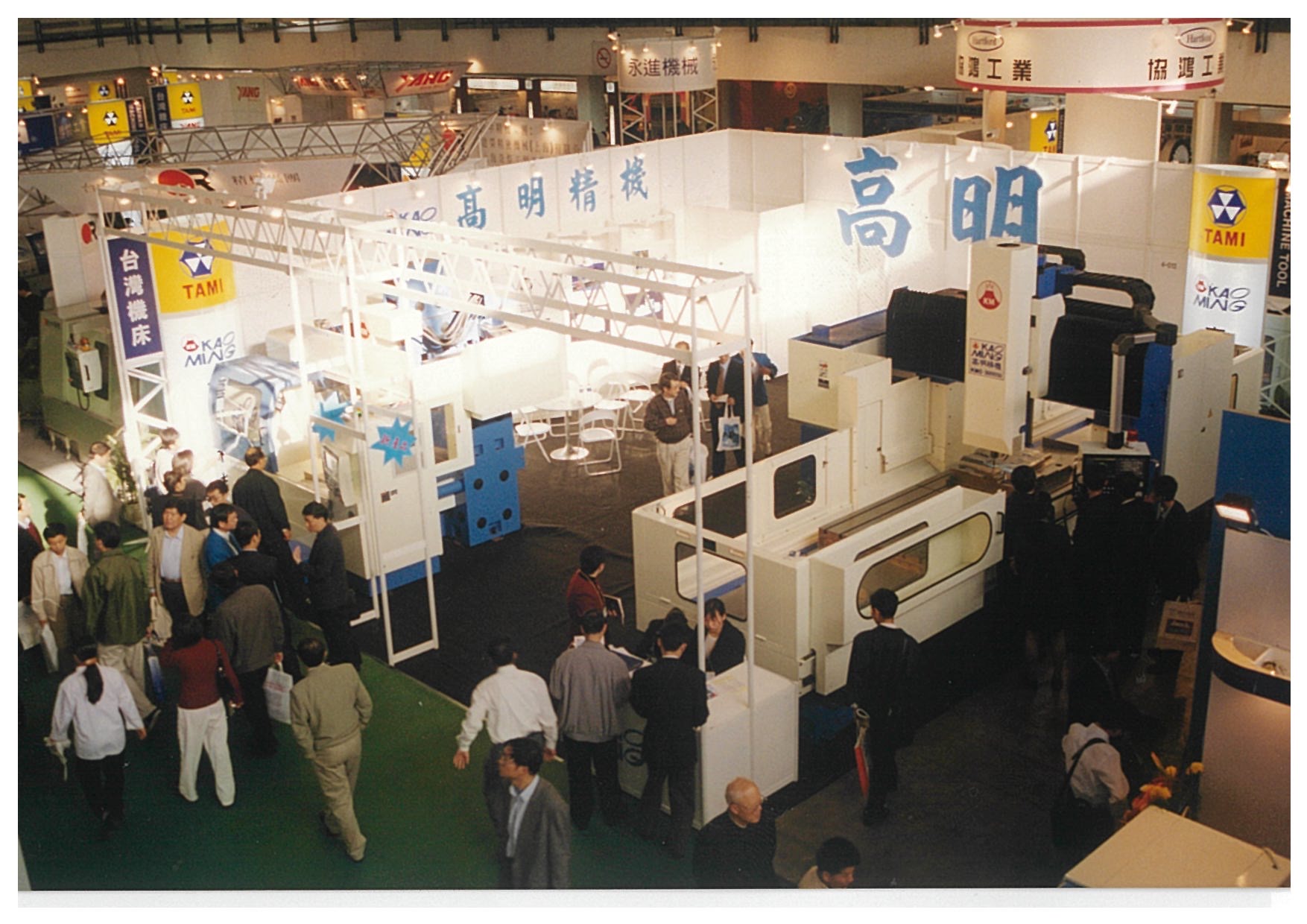 為了開拓市場，張仕育時常率員工出國參與工具機展會。（張仕育提供）