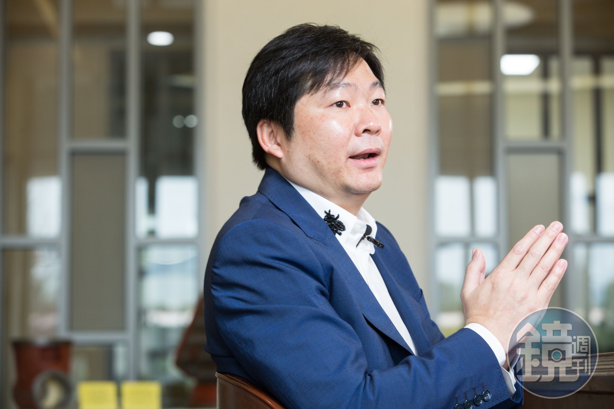 張仕育大學時期半工半讀，靠著三寸不爛之舌推銷滅火器，成為頂尖銷售員。