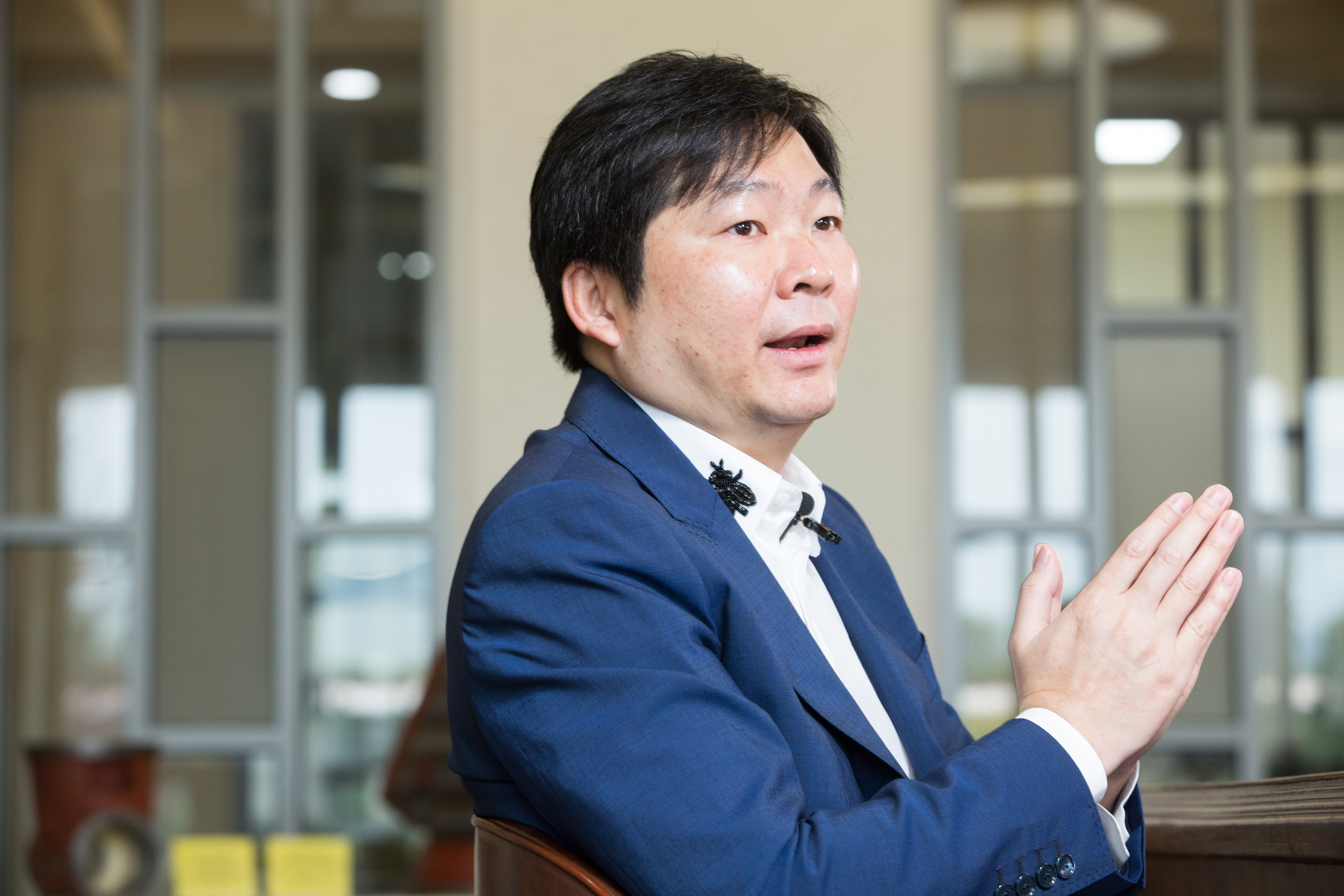 張仕育大學時期半工半讀，靠著三寸不爛之舌推銷滅火器，成為頂尖銷售員。