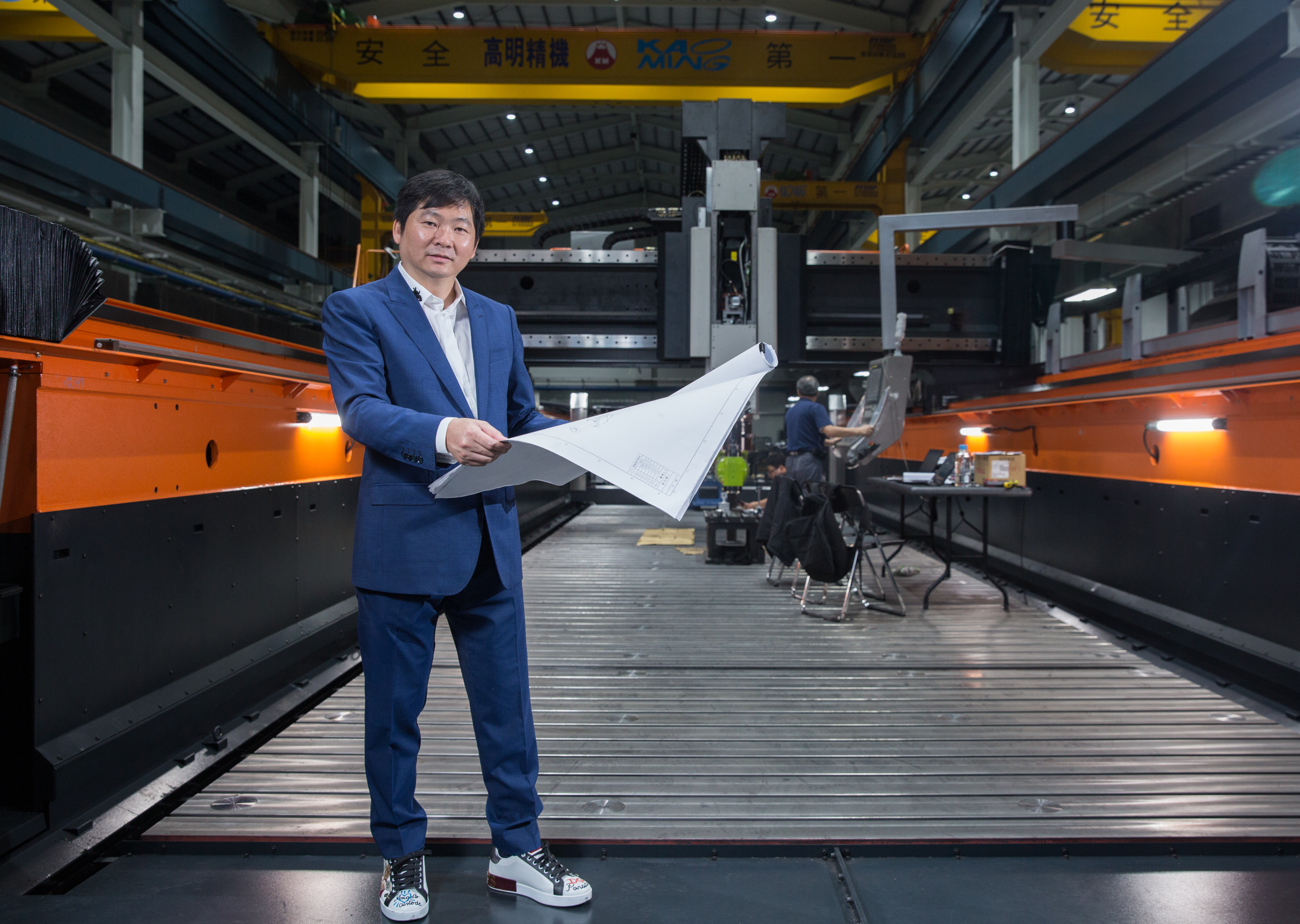 初次見到張仕育，他穿著一套藍色西裝、腳踏D&G的鞋子，一身潮服令人印象深刻。