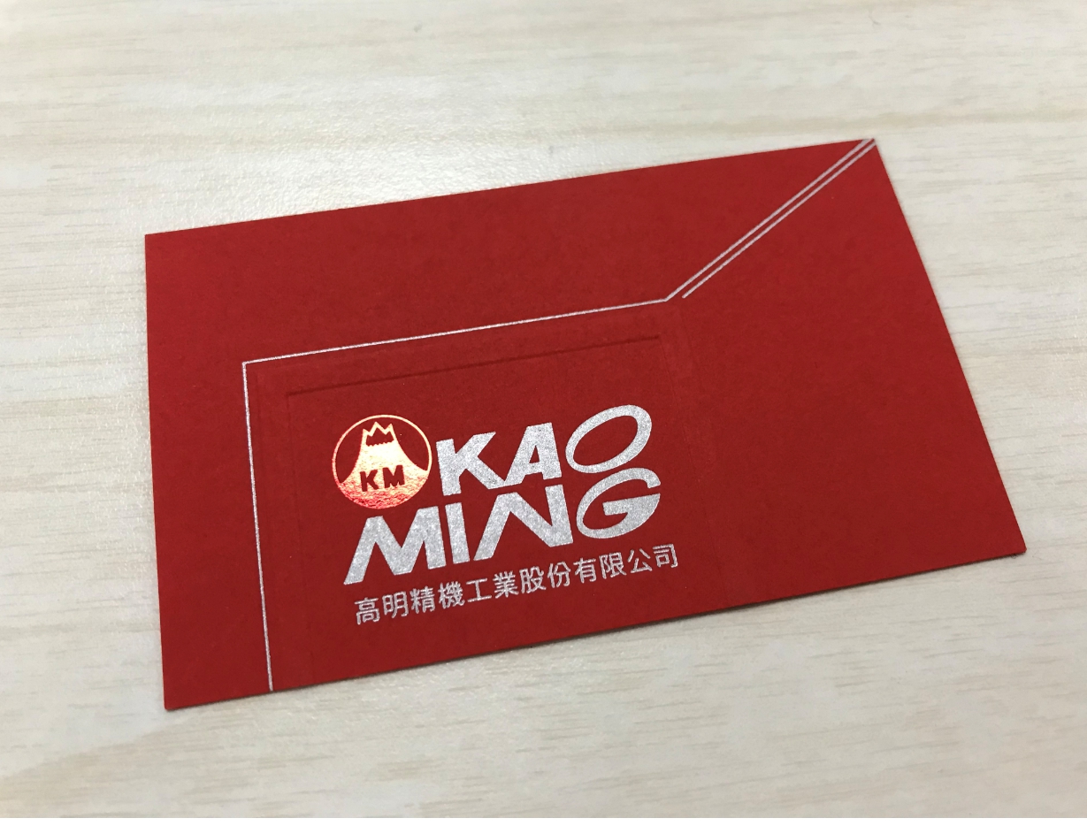 張仕育刻意將名片印成鮮紅色，強化個人印象。