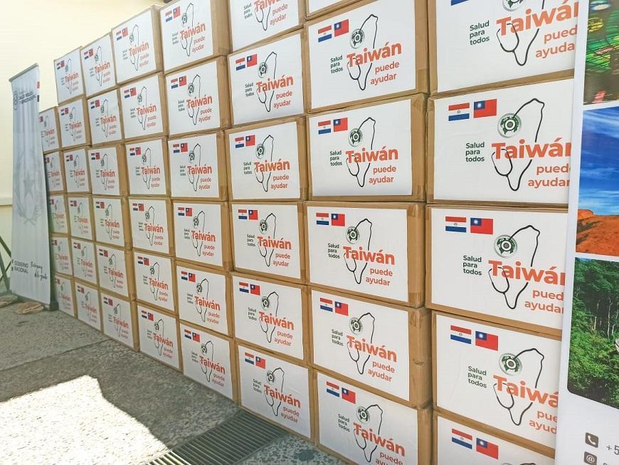 巴拉圭當地媒體報導，台灣捐贈100萬片口罩及10個手術帽等防疫物資。（翻攝自《TRECE》網站）
