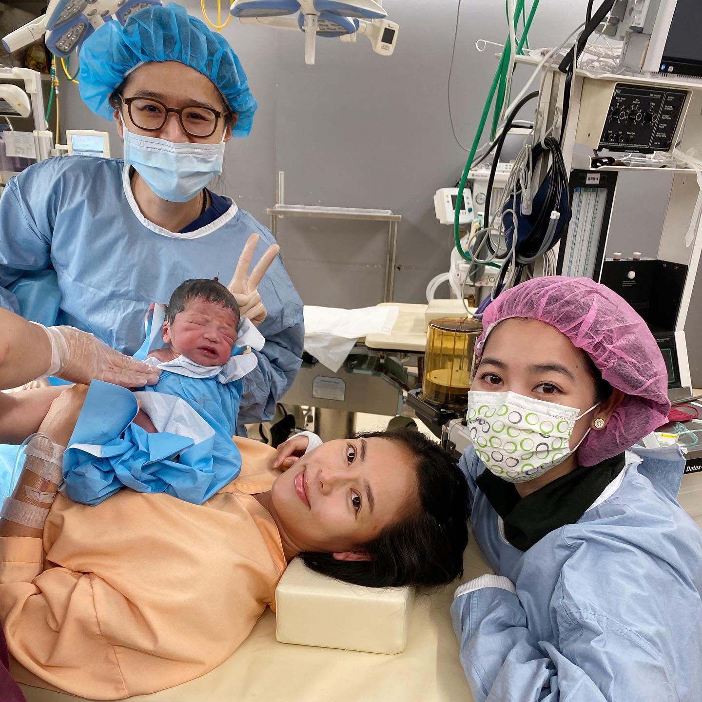 劉香慈在臉書報喜生下二胎，主播妹妹劉芳慈也在旁陪產。（翻攝自劉香慈臉書）