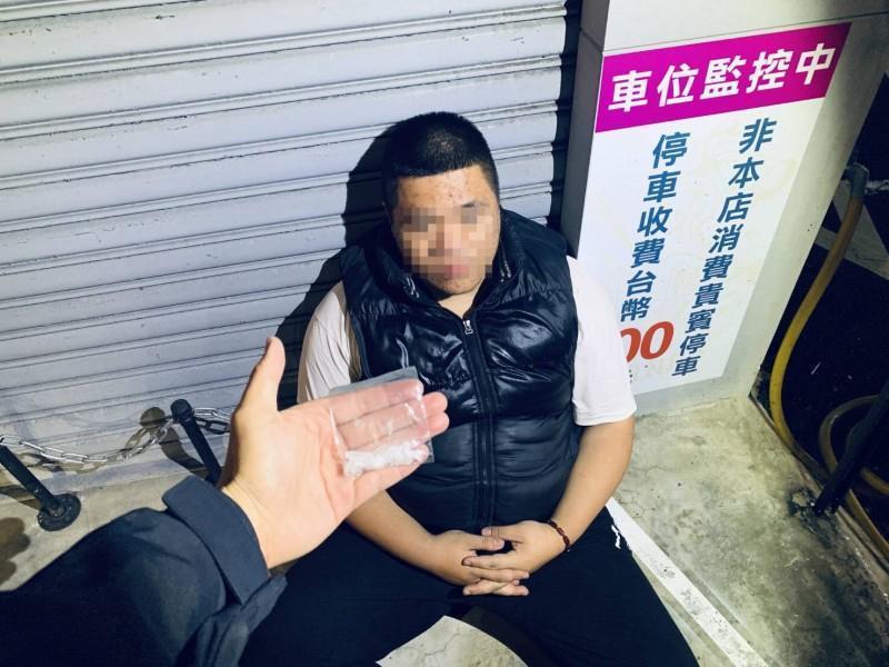吳姓男子坦承毒品是剛購買，準備回家食用。（翻攝畫面）