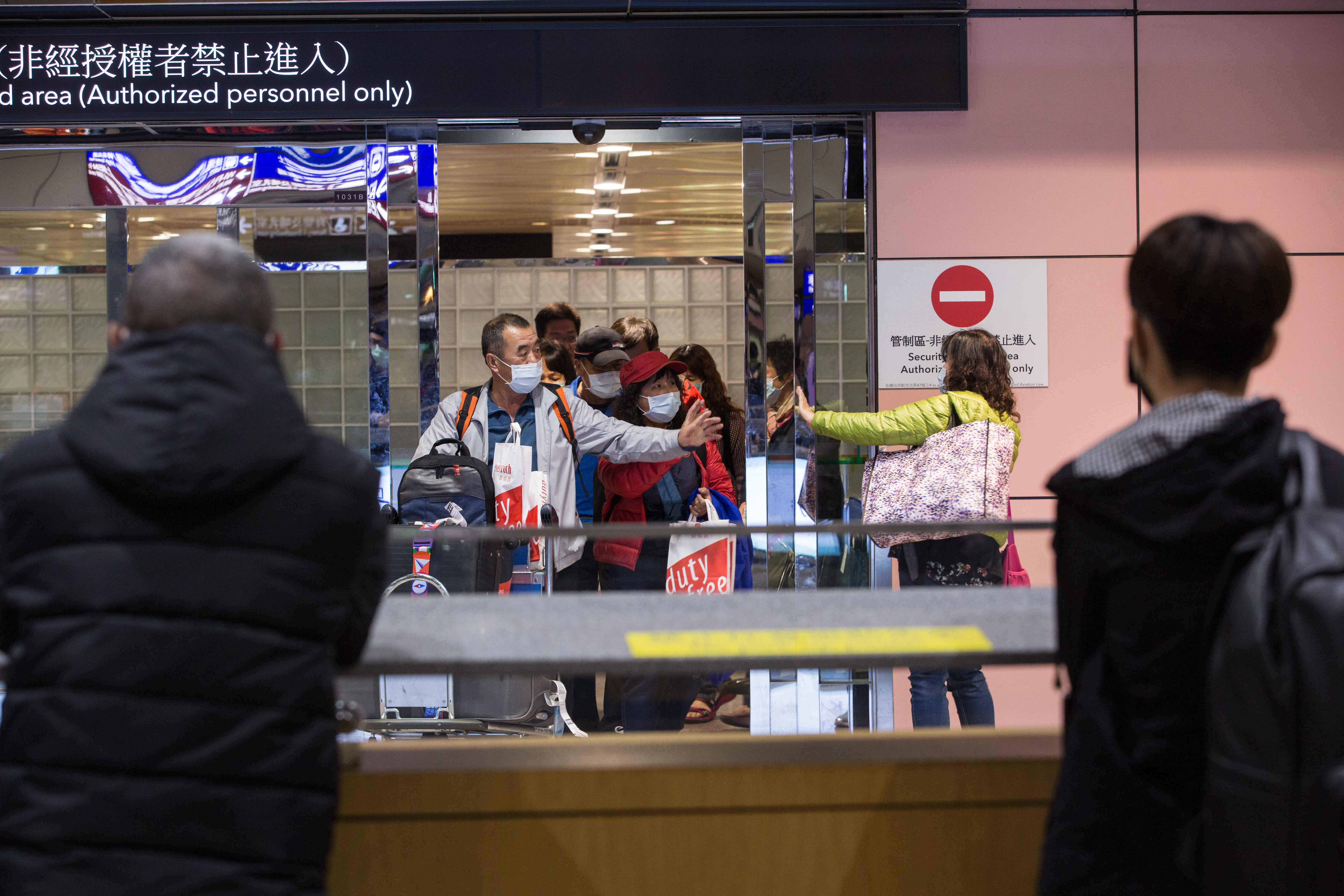 武漢肺炎已達全球大流行，現祭出最新裁罰基準，居家檢疫者踏出門將先罰10萬。圖為示意圖，圖中當事人與本新聞無關。