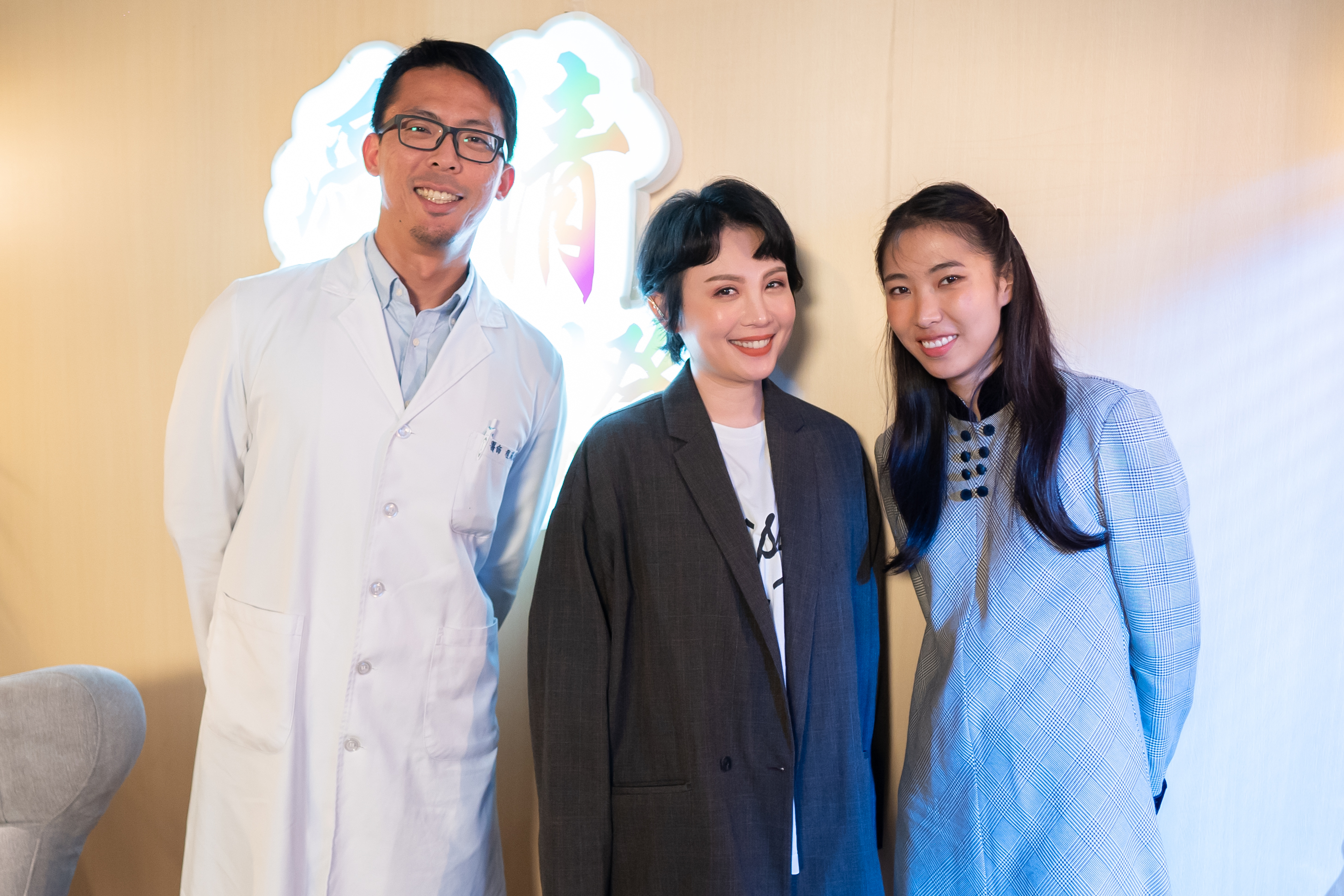 王若琳與好友魏如萱及泌尿科醫生程威銘，一起在節目中為單身男的生理需求做健康教育式的解答。（索尼提供）