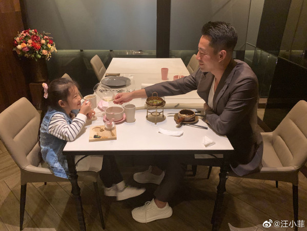 汪小菲帶著女兒單獨約會，2人還舉杯，笑意滿滿。（翻攝自汪小菲微博）