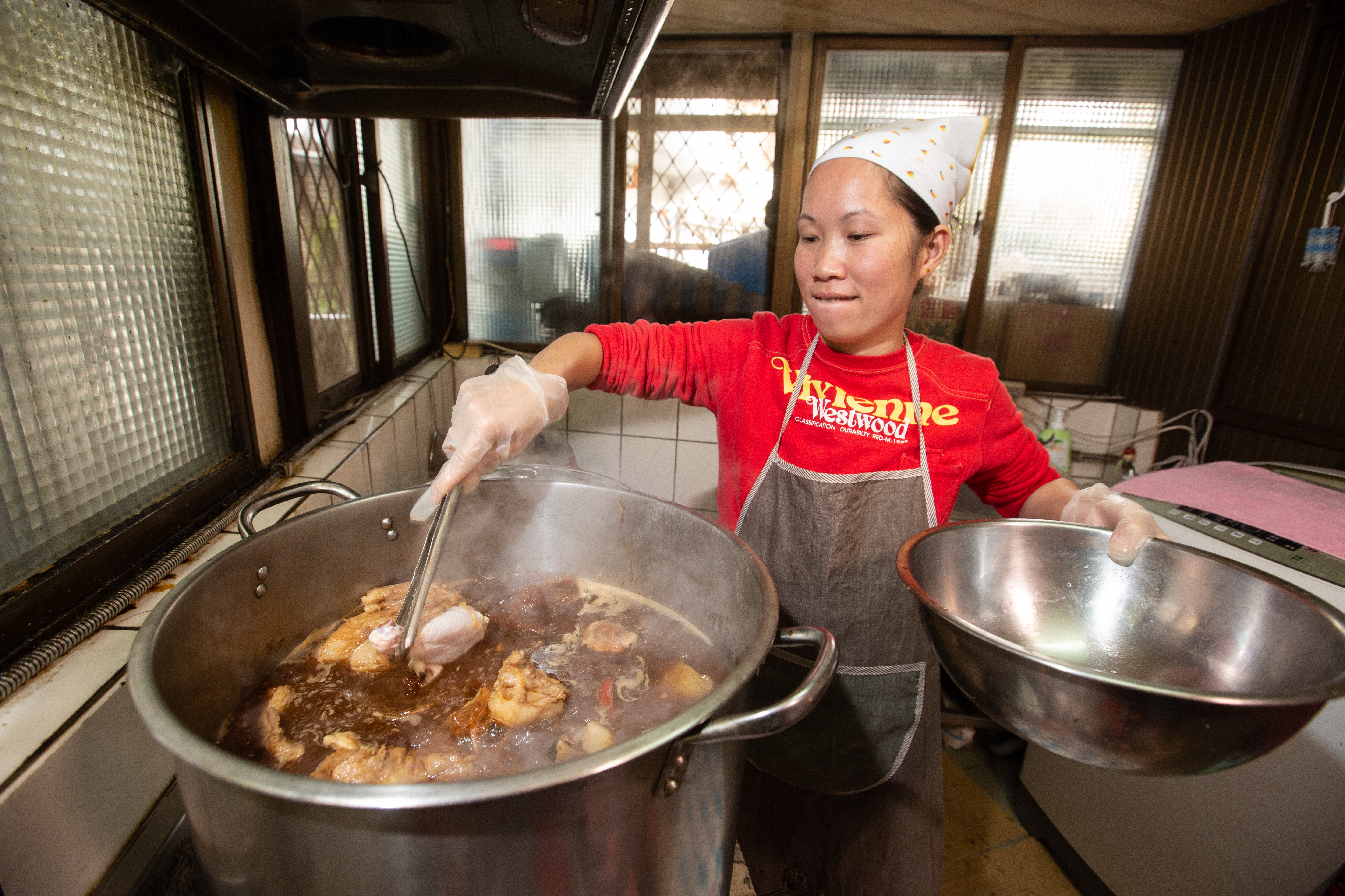 陳籹穌工作能力強，一大鍋滷味從買料、清理到滷製都由她一人獨立完成。