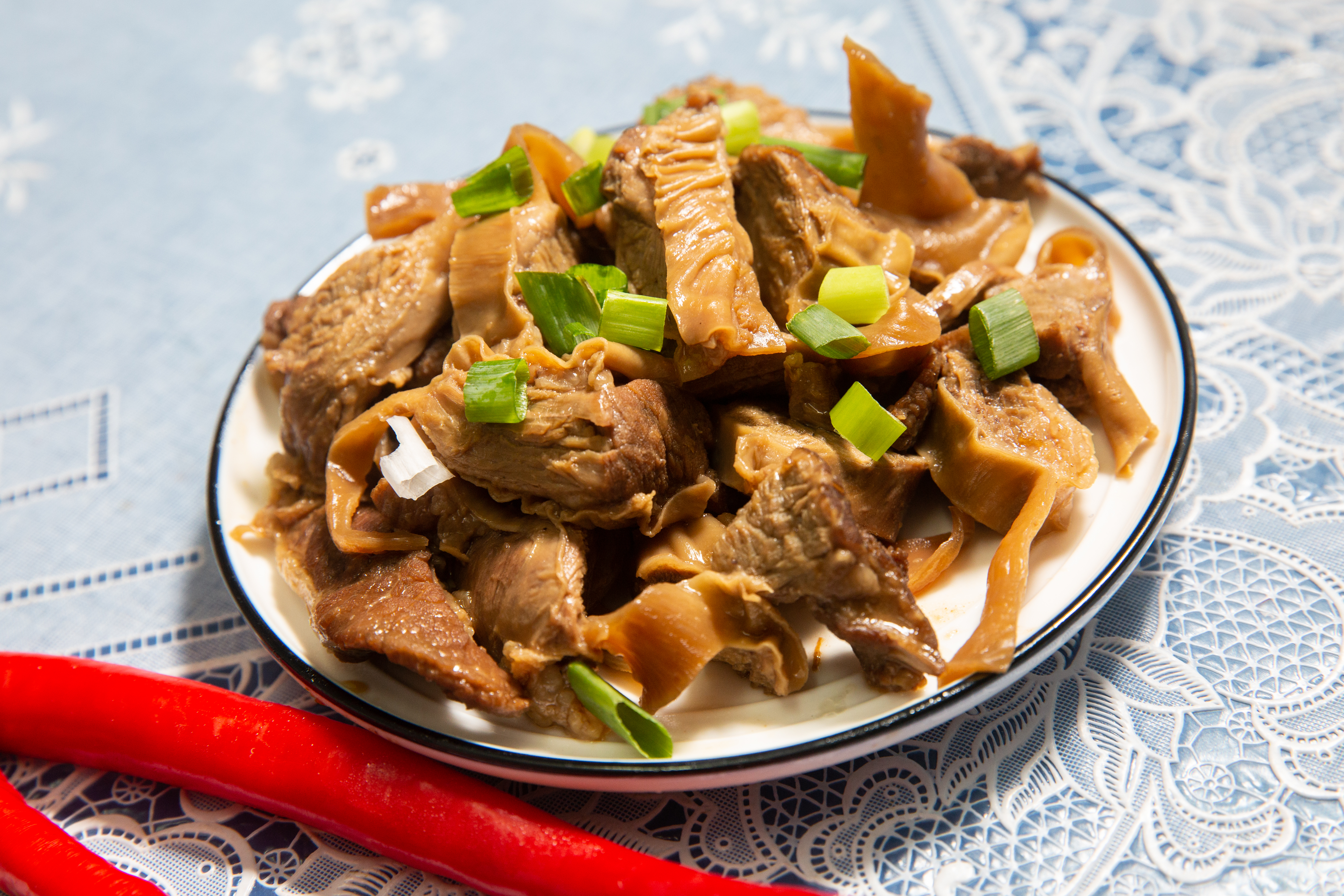 樂寶滷味偏傳統台式滷味，品項多樣，圖為肝連。（120元／6兩）