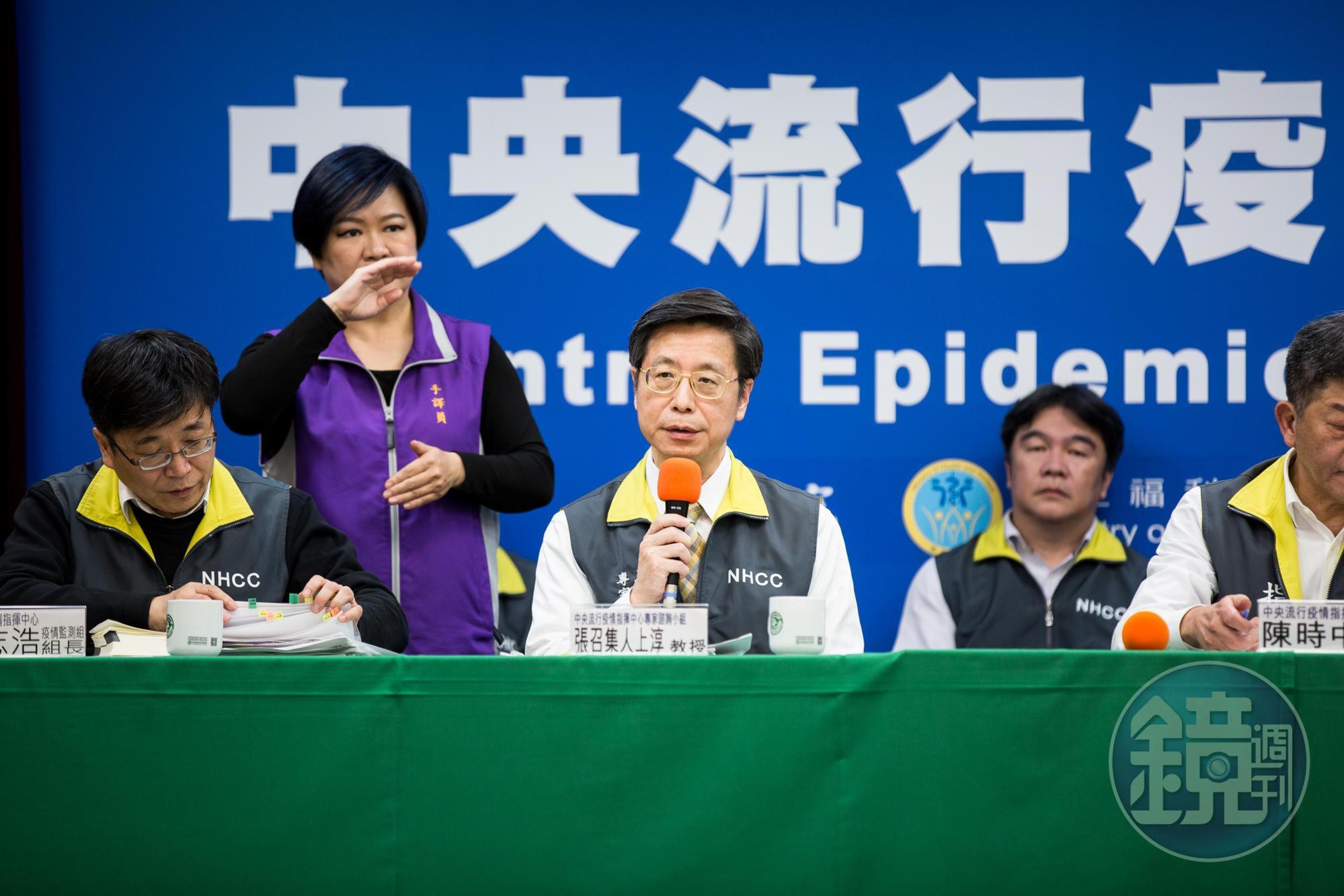 陳時中說,張上淳(中)兒子出國的時候美國連1級都沒有,並沒有違反相關規定。(本刊資料照)