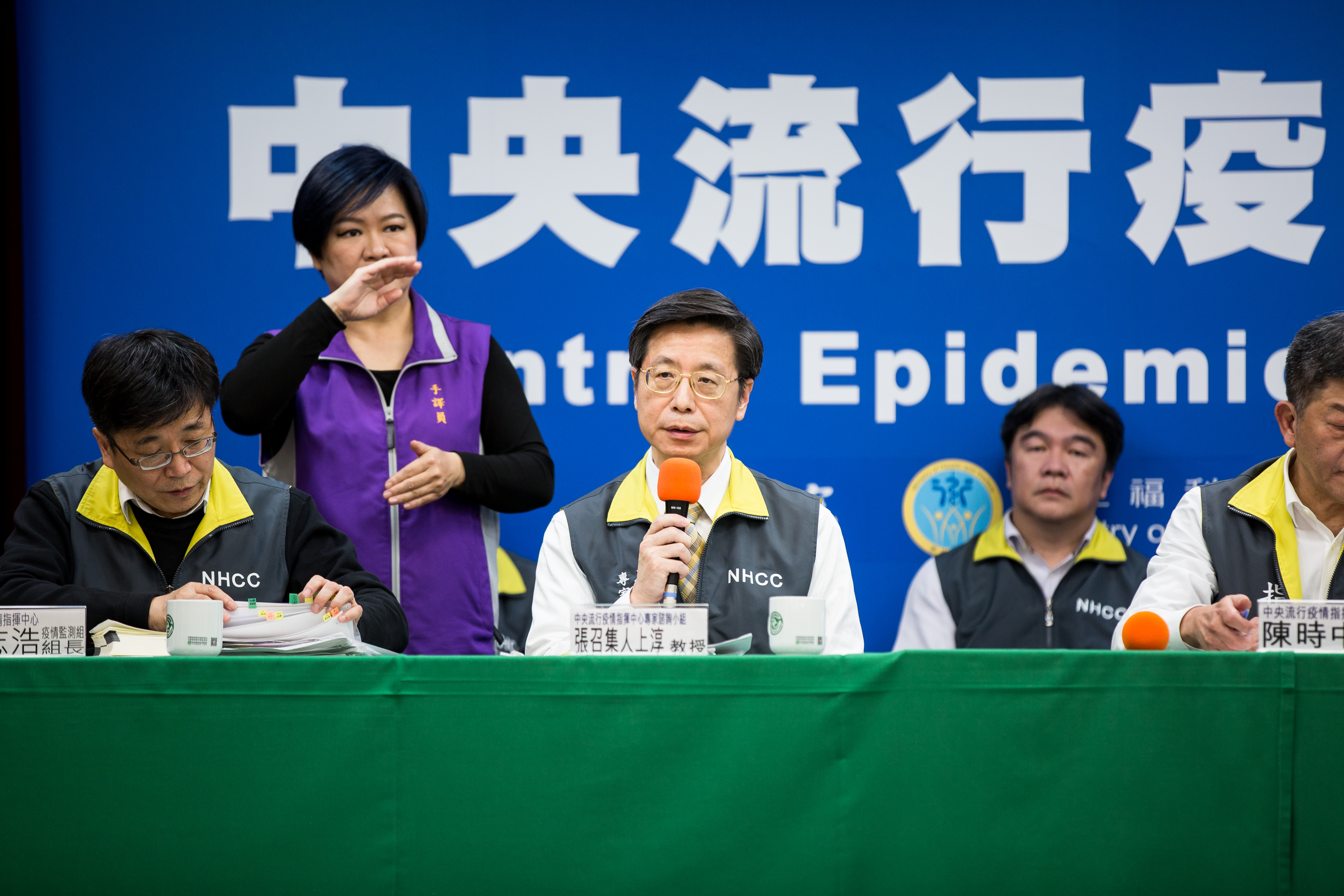 陳時中說，張上淳（中）兒子出國的時候美國連1級都沒有，並沒有違反相關規定。（本刊資料照）