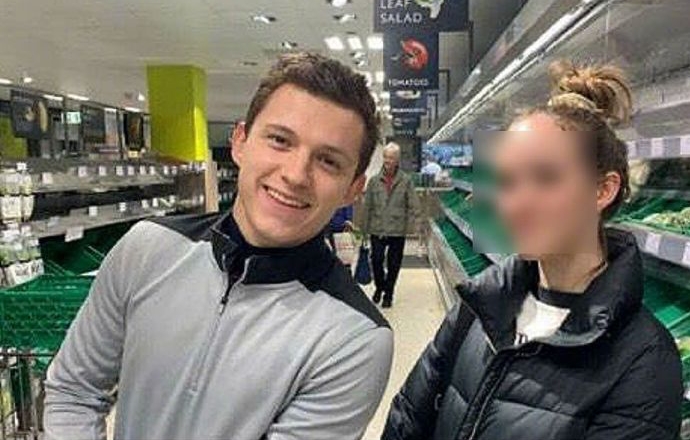 前湯姆霍蘭德去超市採購被粉絲遇見，身後貨架空空如也。（翻攝自湯姆霍蘭德IG）