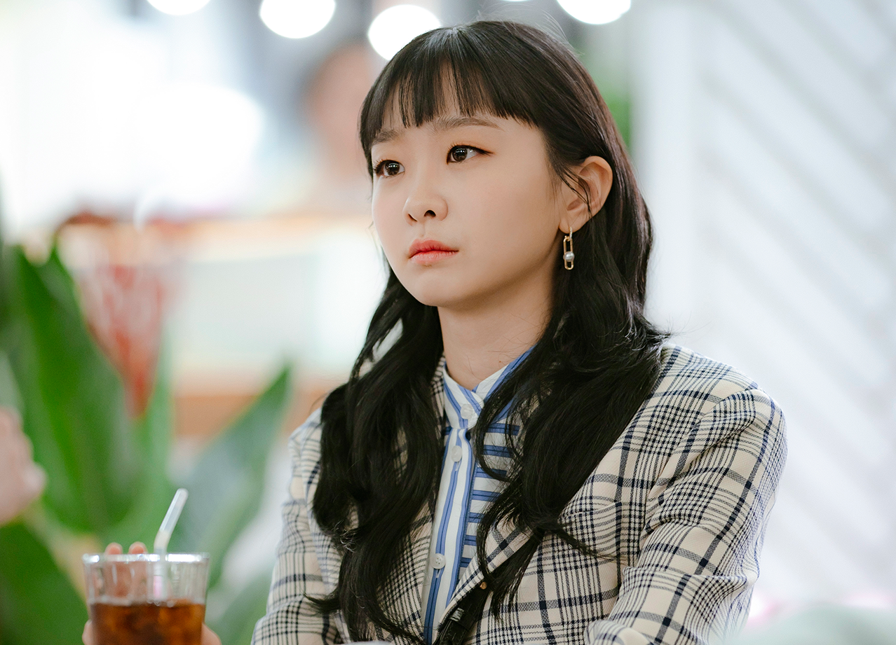 金多美在《梨泰院Class》中穿著格紋與條紋服裝，用TASAKI線條簡潔的飾品搭配複雜服飾。（NETFLIX提供）