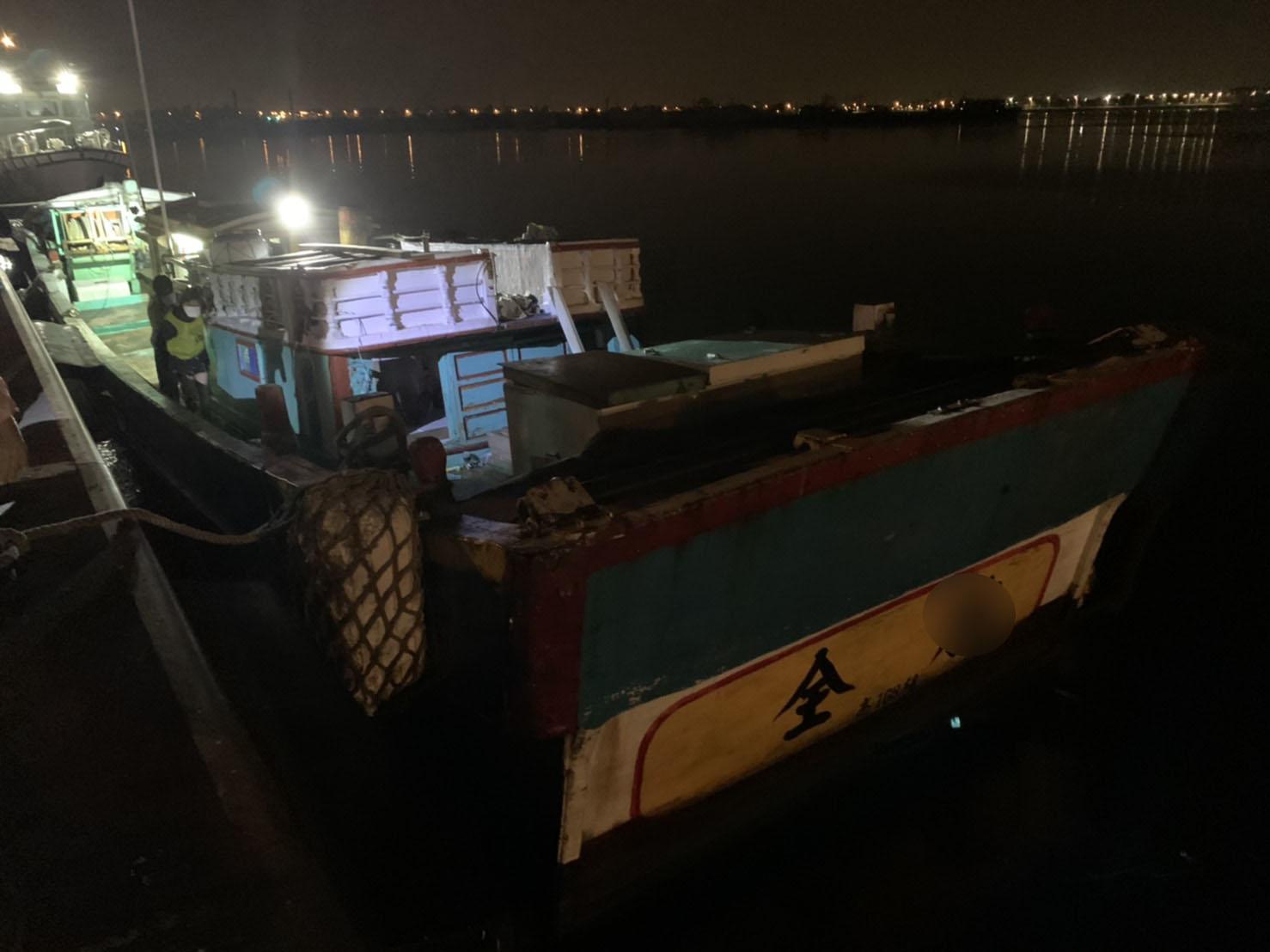 台籍漁船為了700萬元酬勞，竟鋌而走險犯案。（海巡署提供）