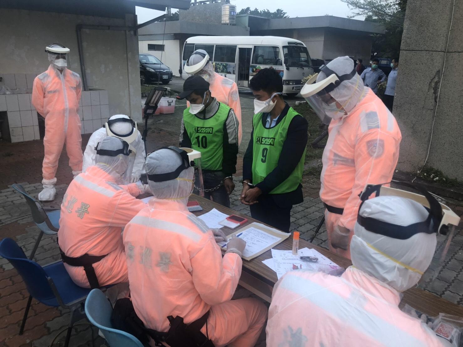海巡署人員防堵疫情，著全套防護服、口罩進行訊問。（海巡署提供）