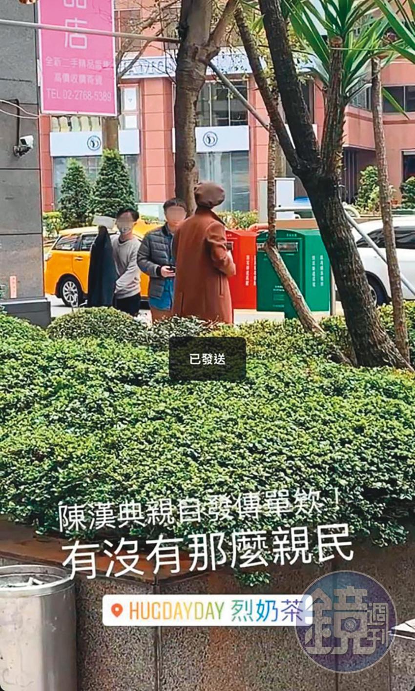 陳漢典(右)親自發傳單的行為,遭粉絲直擊po網,並大讚「親民」。(讀者提供)