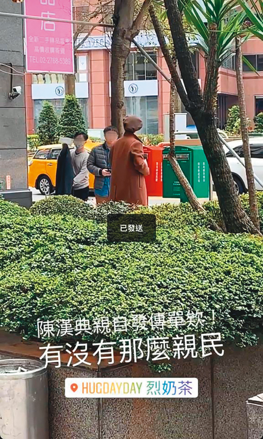 陳漢典（右）親自發傳單的行為，遭粉絲直擊po網，並大讚「親民」。（讀者提供）