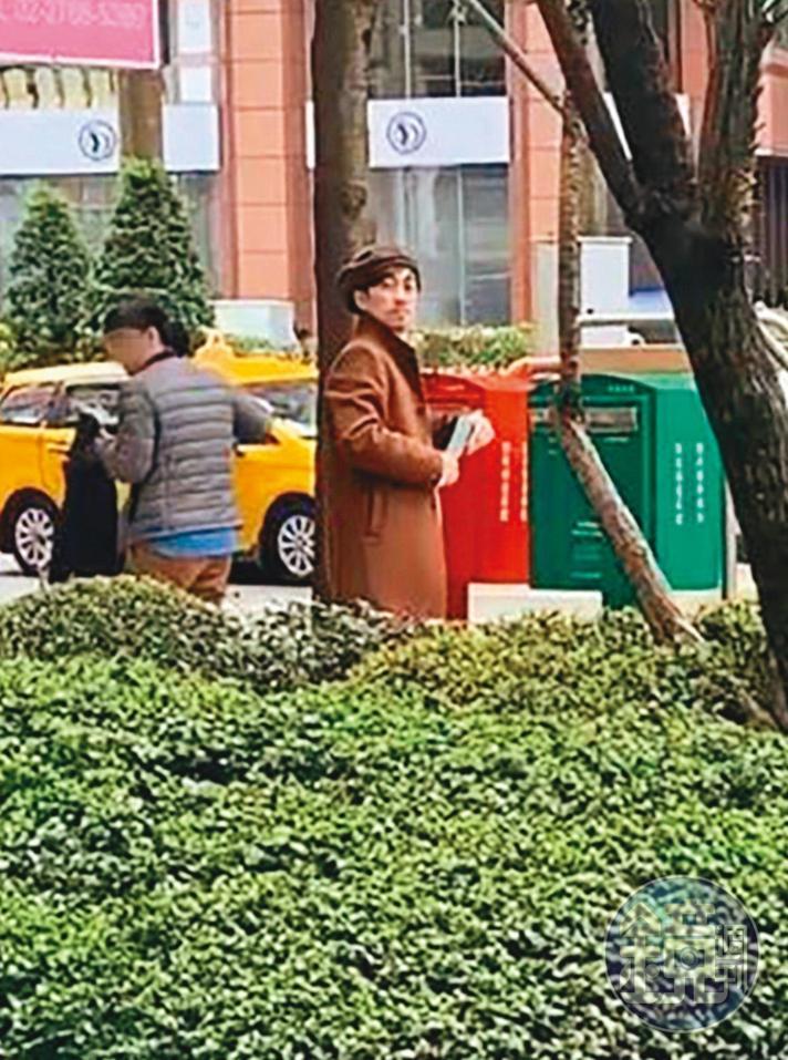 陳漢典發傳單時,警覺性頗高,一發現粉絲的鏡頭馬上就轉過頭來。(讀者提供)