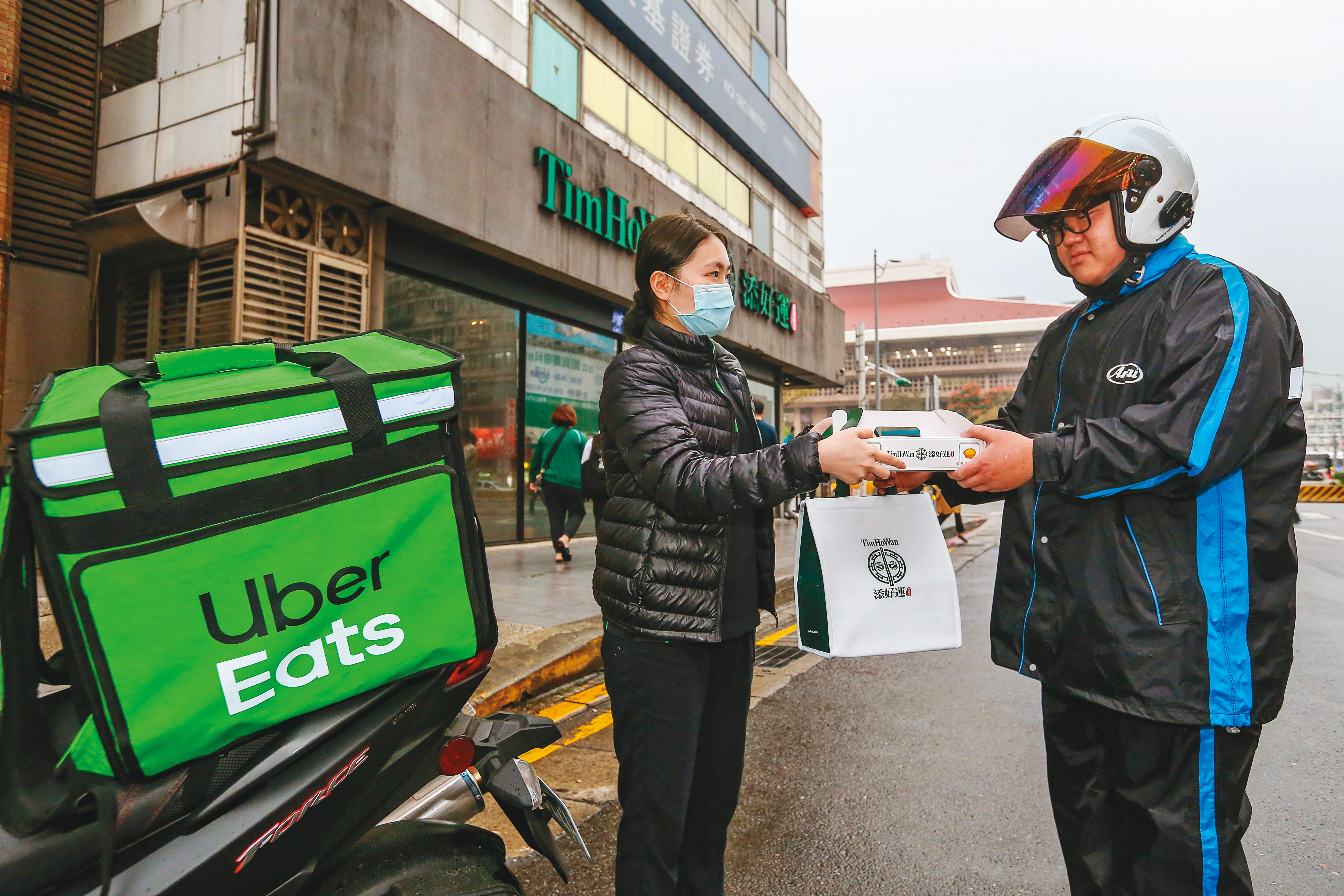 米其林一星港點添好運除了與外送平台合作，也成立自己的外送團隊。