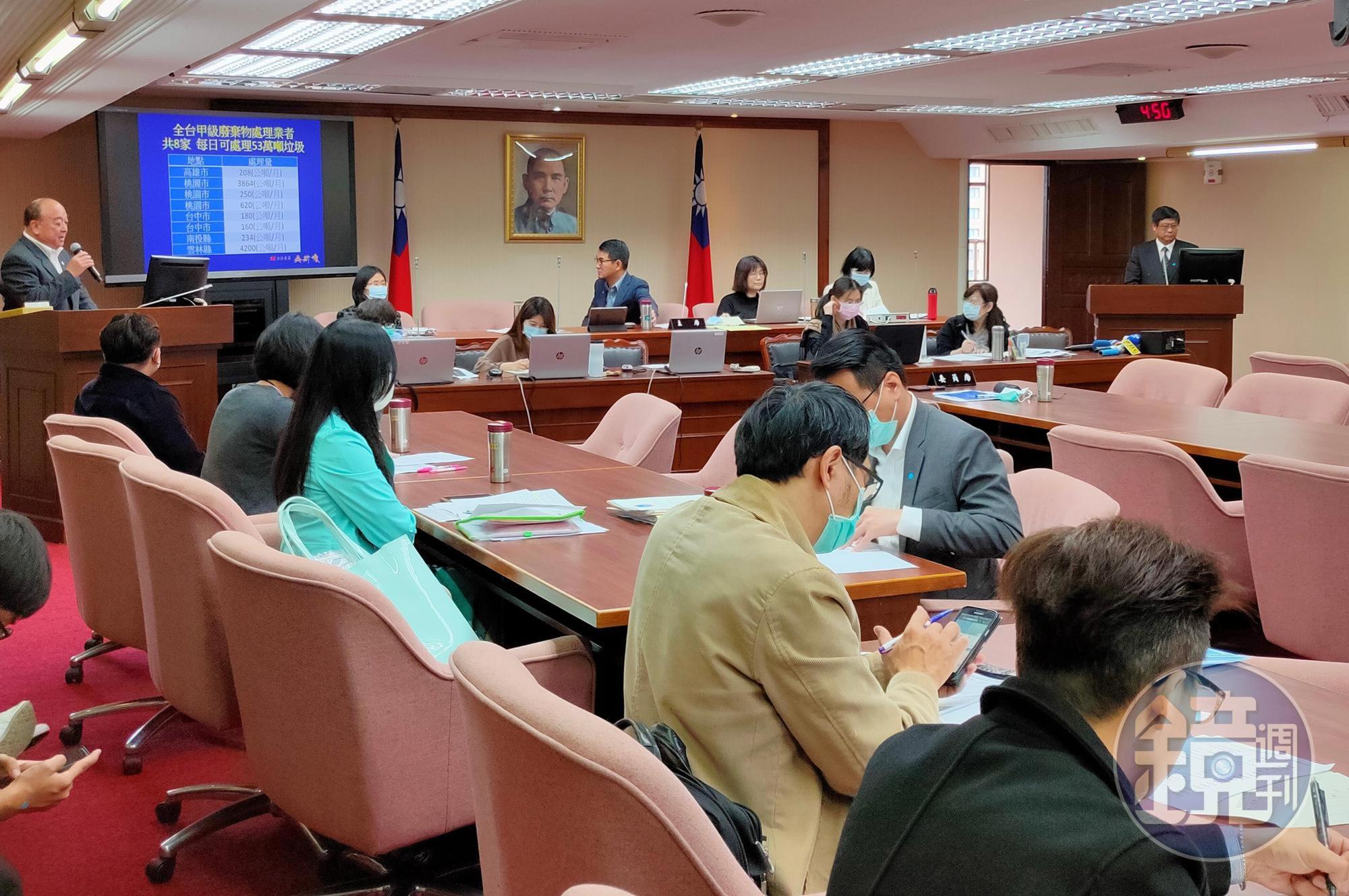 張子敬當場證實，環保署一名職員12日從埃及返台後，13日曾到環保署上班1天，在昨天確診，衛環委員會今決議繼續開會。