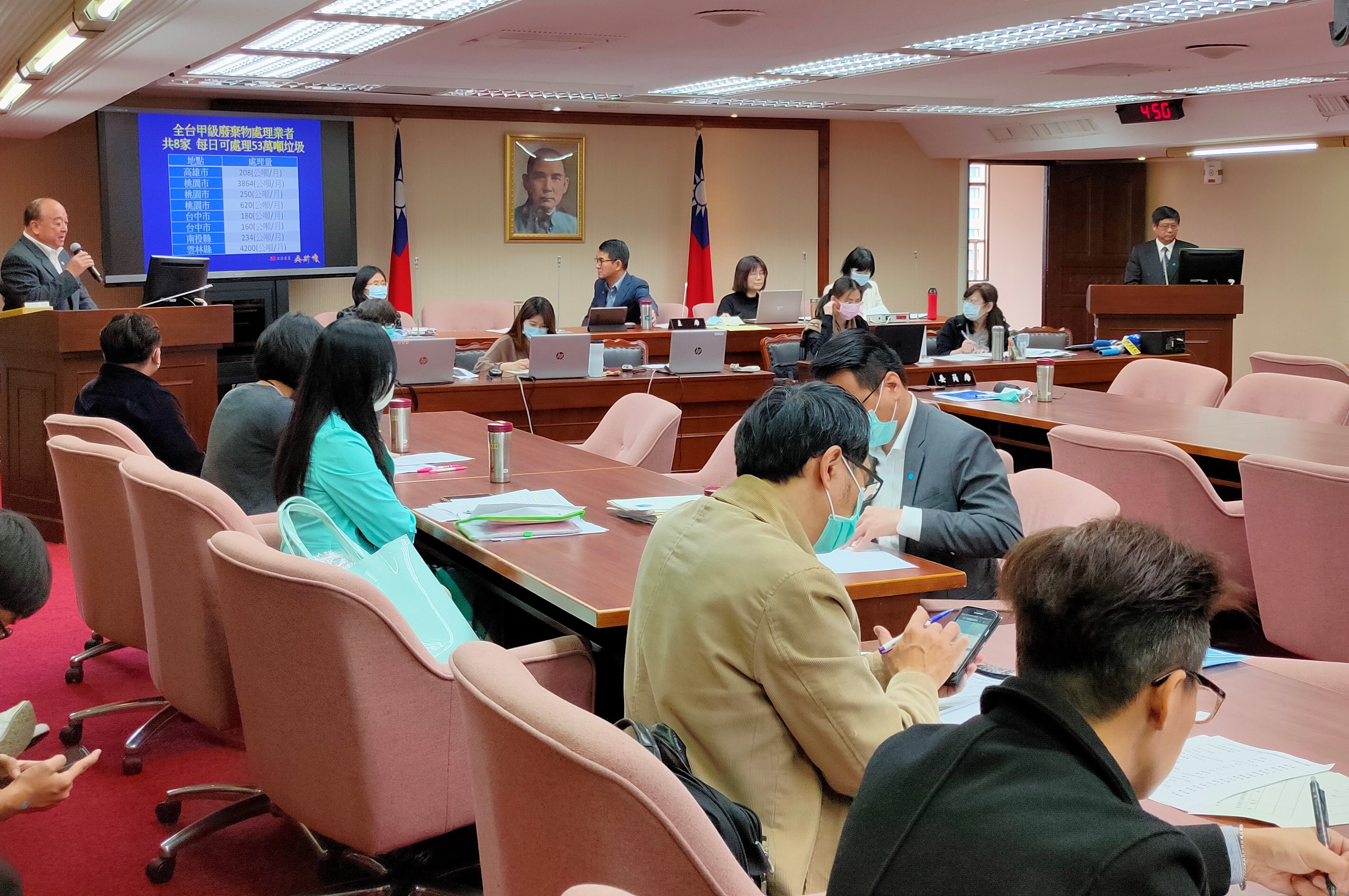 張子敬當場證實，環保署一名職員12日從埃及返台後，13日曾到環保署上班1天，在昨天確診，衛環委員會今決議繼續開會。