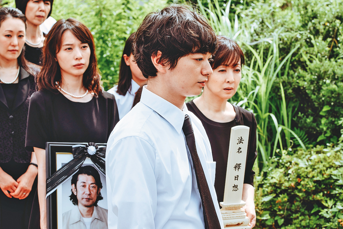 因為父母分別再婚，兩個家庭由於父親的料理而串起來，但隨著父親過世，多年的祕密也慢慢揭曉。（威視提供）