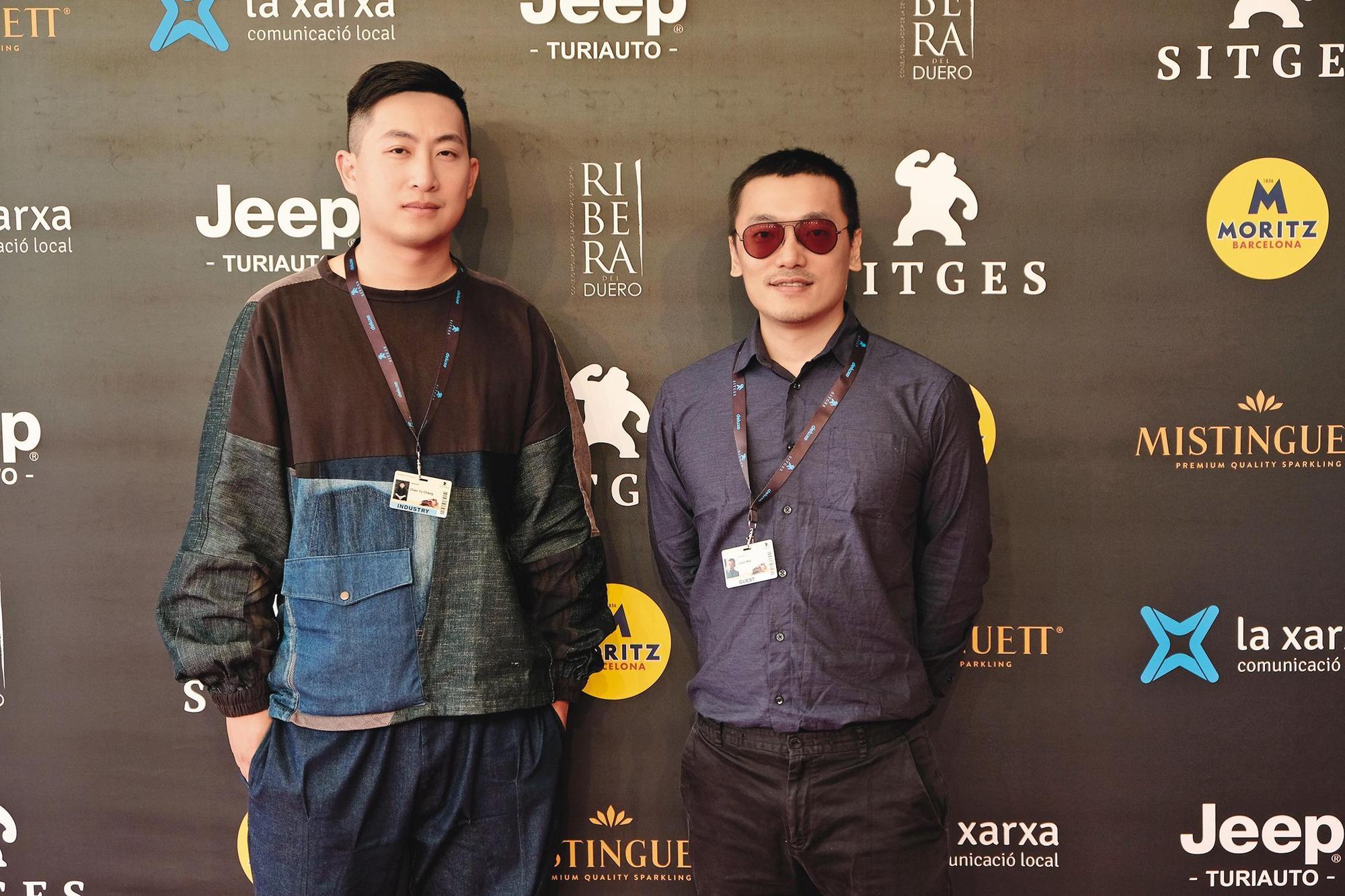 馬毓廷(右)、張辰漁(左)去年為合作的輔導金短片《暗之光》,赴西班牙參加錫切斯奇幻影展New Visions 競賽單元觀摩。(世界柔軟提供)