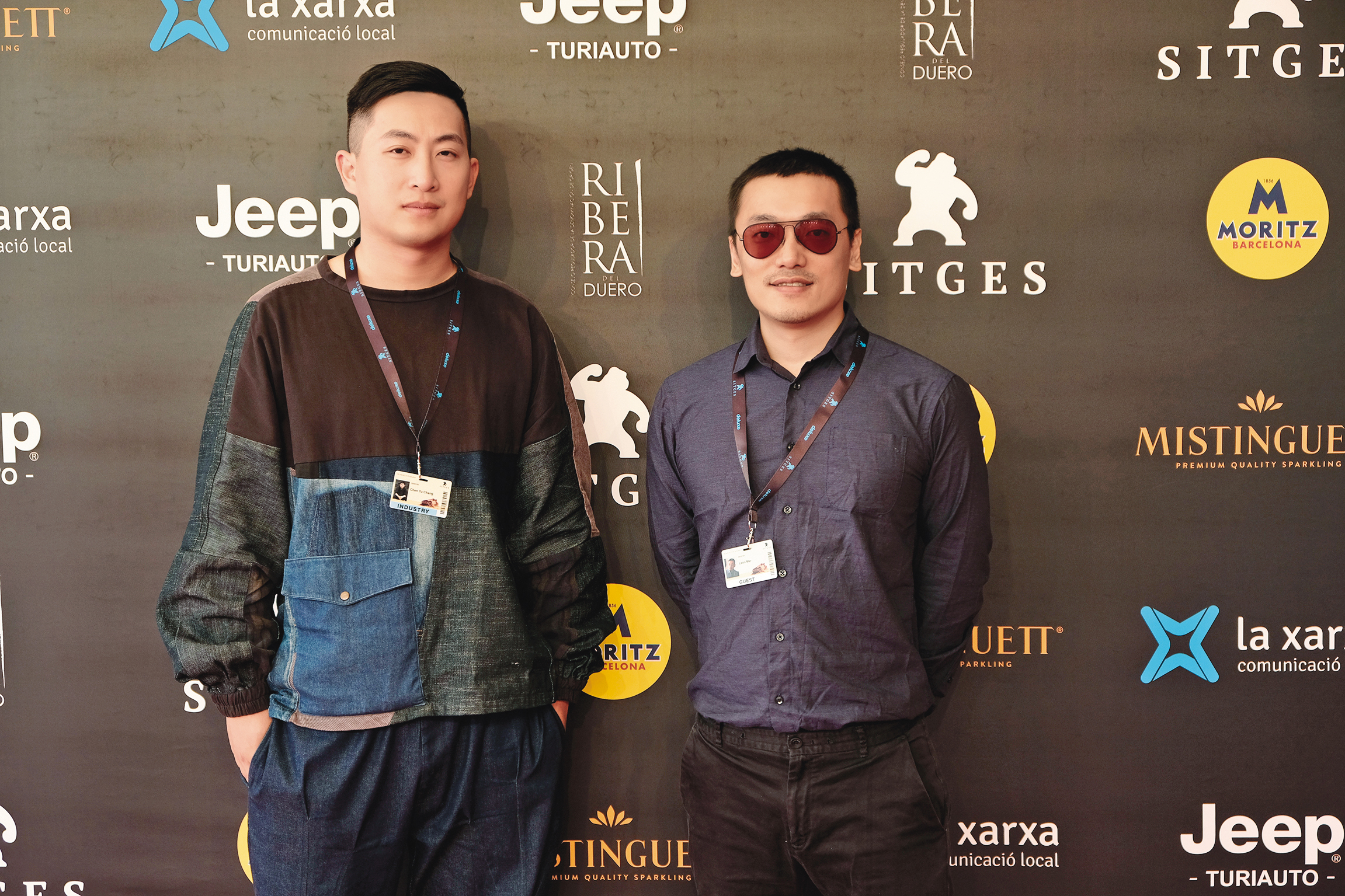 馬毓廷（右）、張辰漁（左）去年為合作的輔導金短片《暗之光》，赴西班牙參加錫切斯奇幻影展New Visions 競賽單元觀摩。（世界柔軟提供）