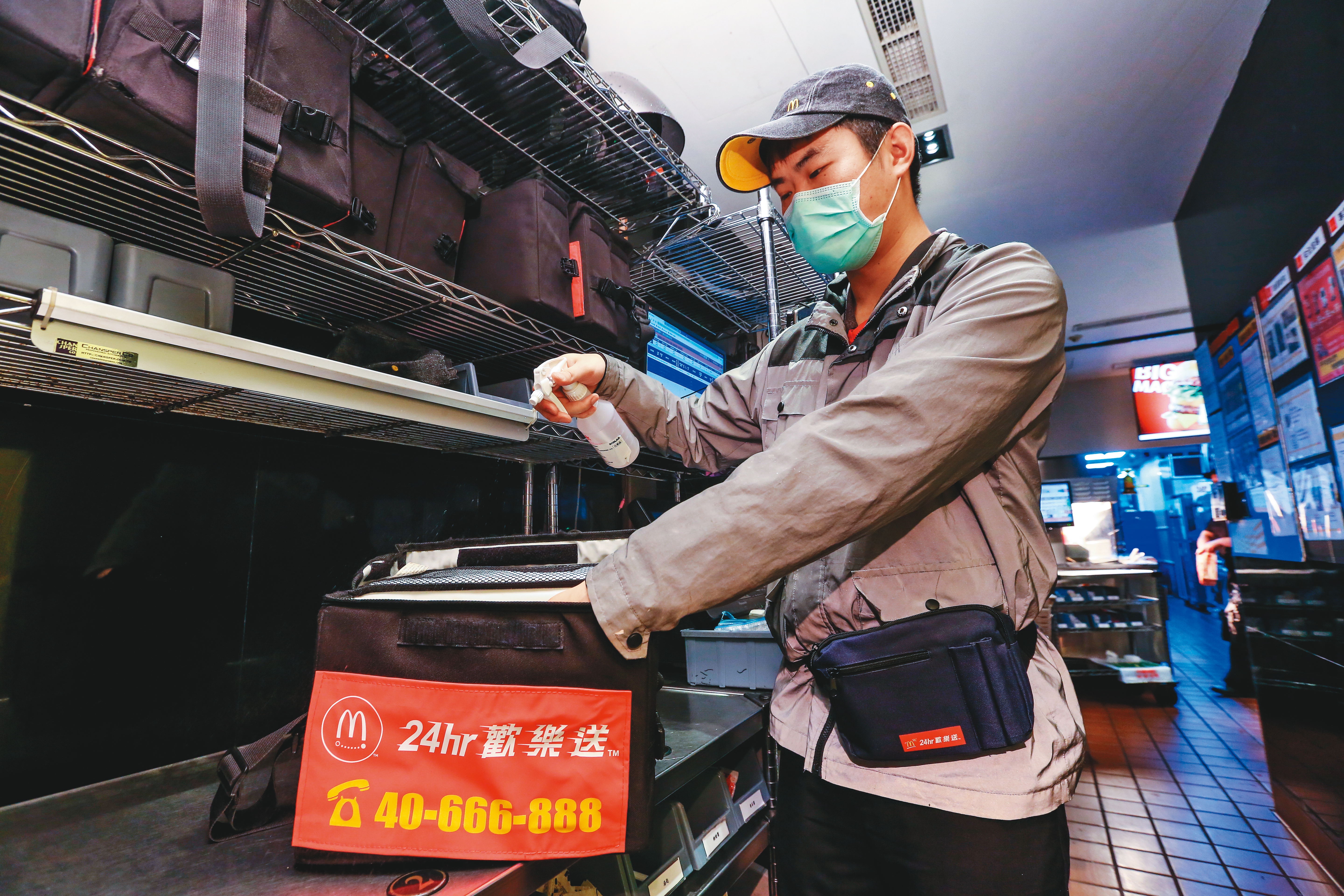 因應疫情來襲，麥當勞外送服務針對外送箱、備膳台也會定時進行消毒。