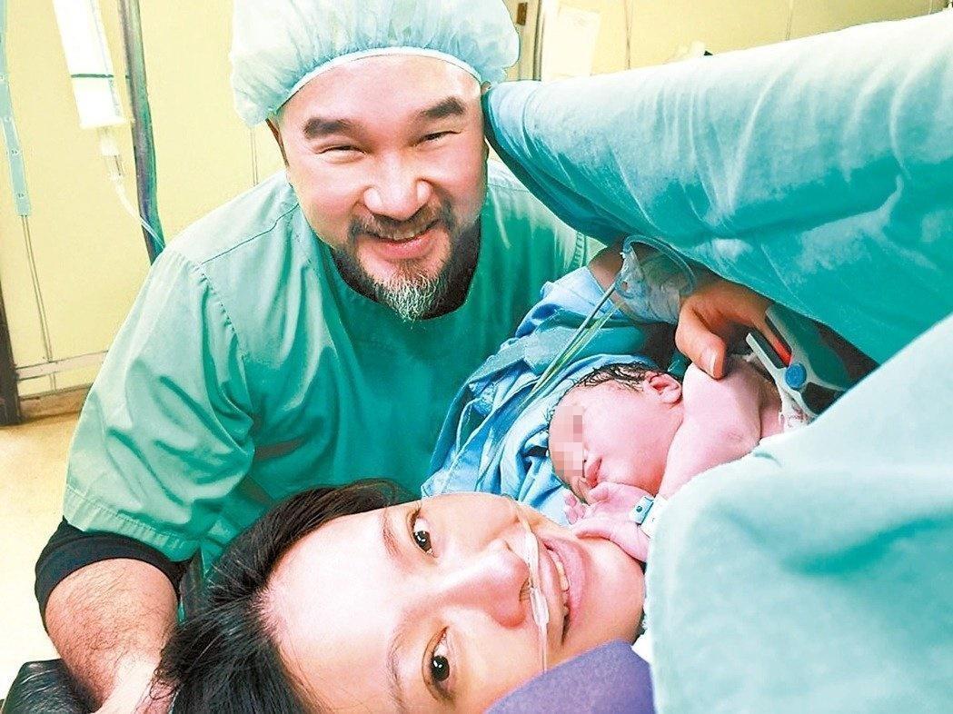 劉真於2016年生下女兒，與辛龍（左）合影。（翻攝自辛龍臉書）