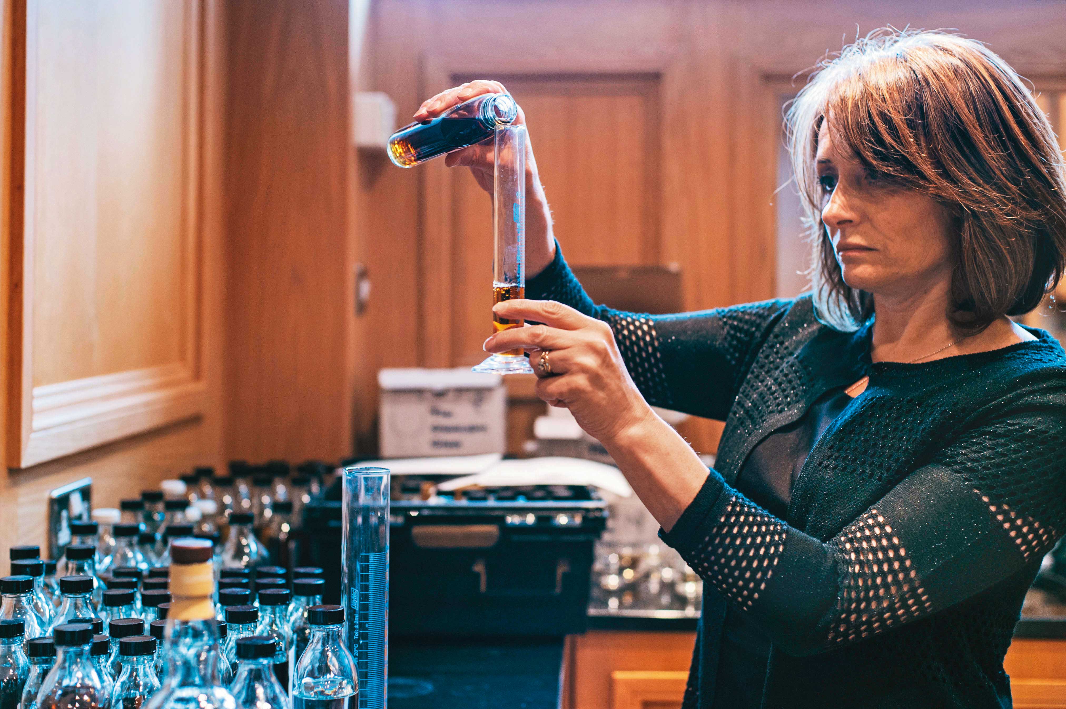 首席調酒師Rachel Barrie的工作繁多且關鍵，但又需要無比的專注與精準，透過酒質的表現我們也可以體會到這一面。