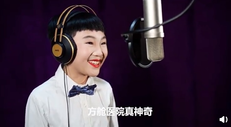 看了北韓女童演唱的洗手歌,網友聯想到日前演唱〈方艙醫院真神奇〉的男童,直呼:「金童玉女終於湊一對」。(翻攝微博)