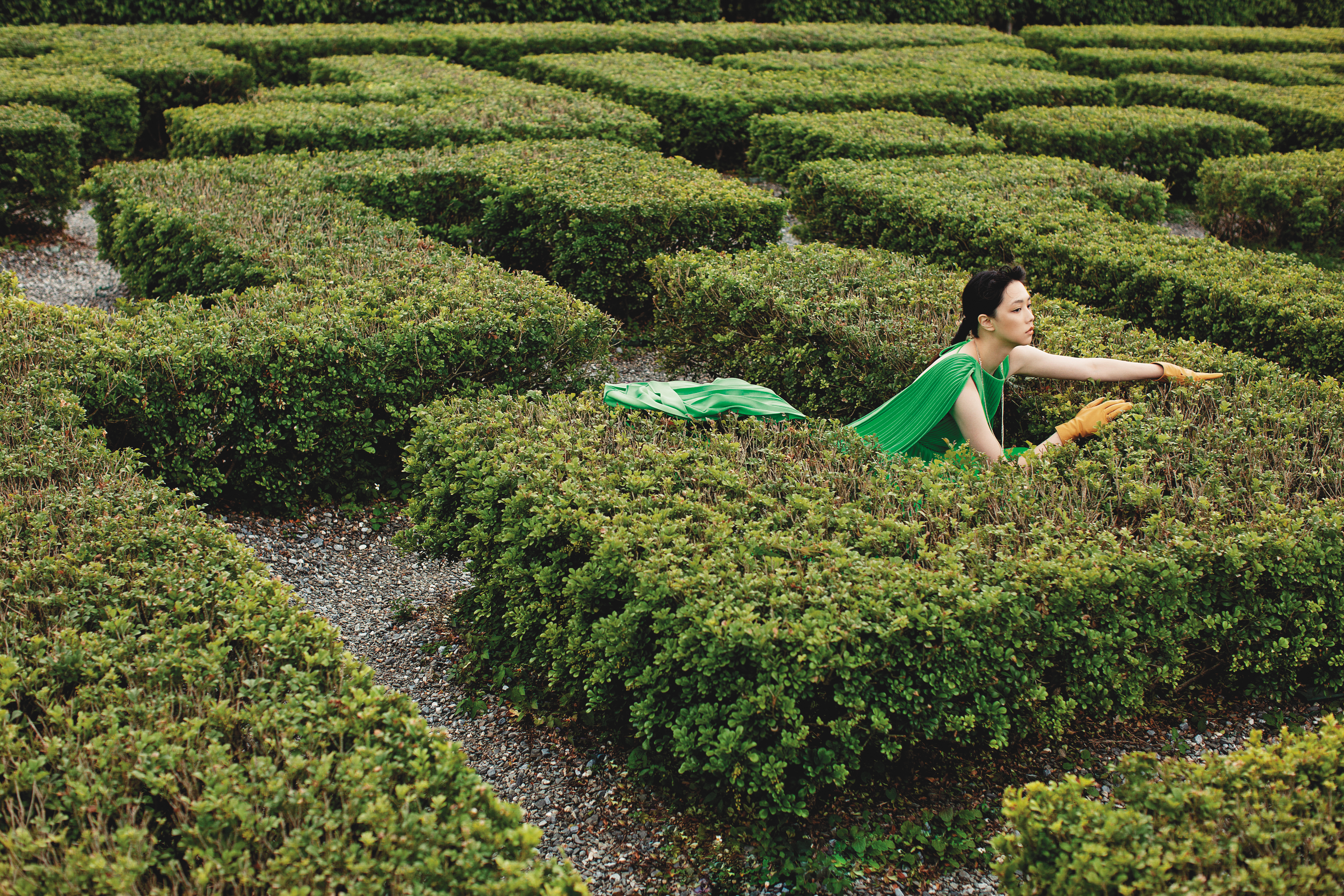 綠色百褶披肩長禮服 NT$172,000 by VALENTINO 鱷魚壓紋口紅收納盒 NT$3,950 by MAJE 黃色皮革手套 NT$699 by H&M