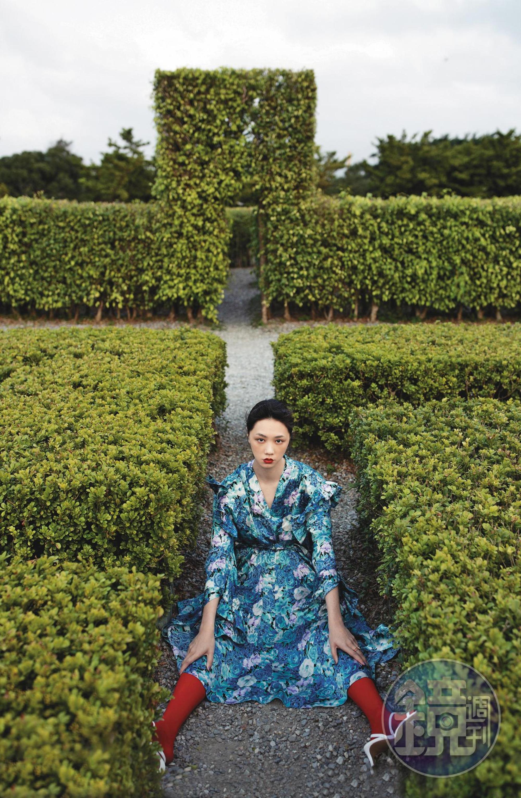藍色印花洋裝 NT$99,800 by BALENCIAGA 紅色褲襪 NT$3,900 by GUCCI 白色高跟涼鞋 NT$799 by H&M 紅色三圈戒指 NT$4,490 by SWAROVSKI