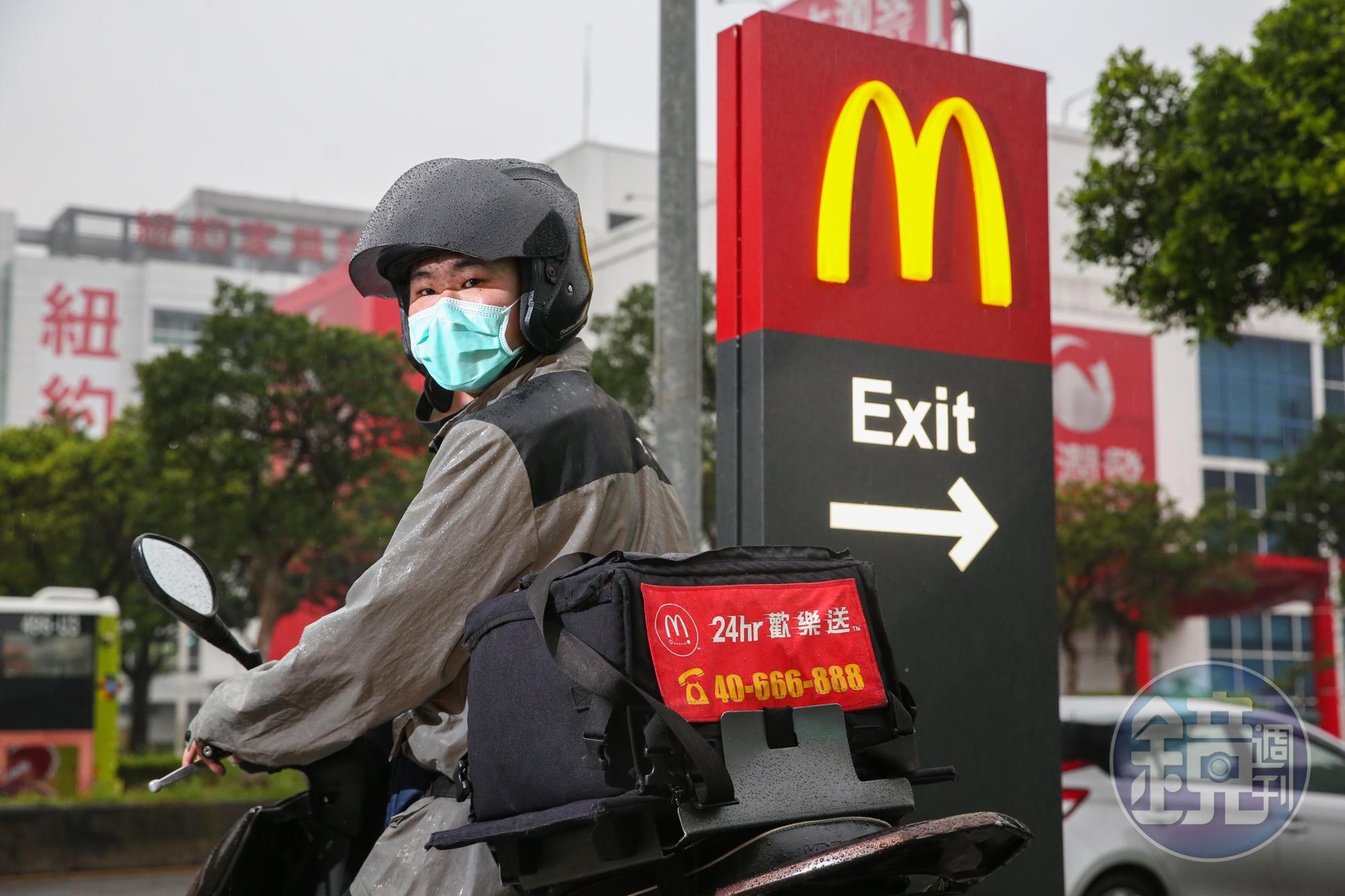 疫情爆發後,民眾減少出門用餐意願,餐飲業紛紛轉攻外送商機。