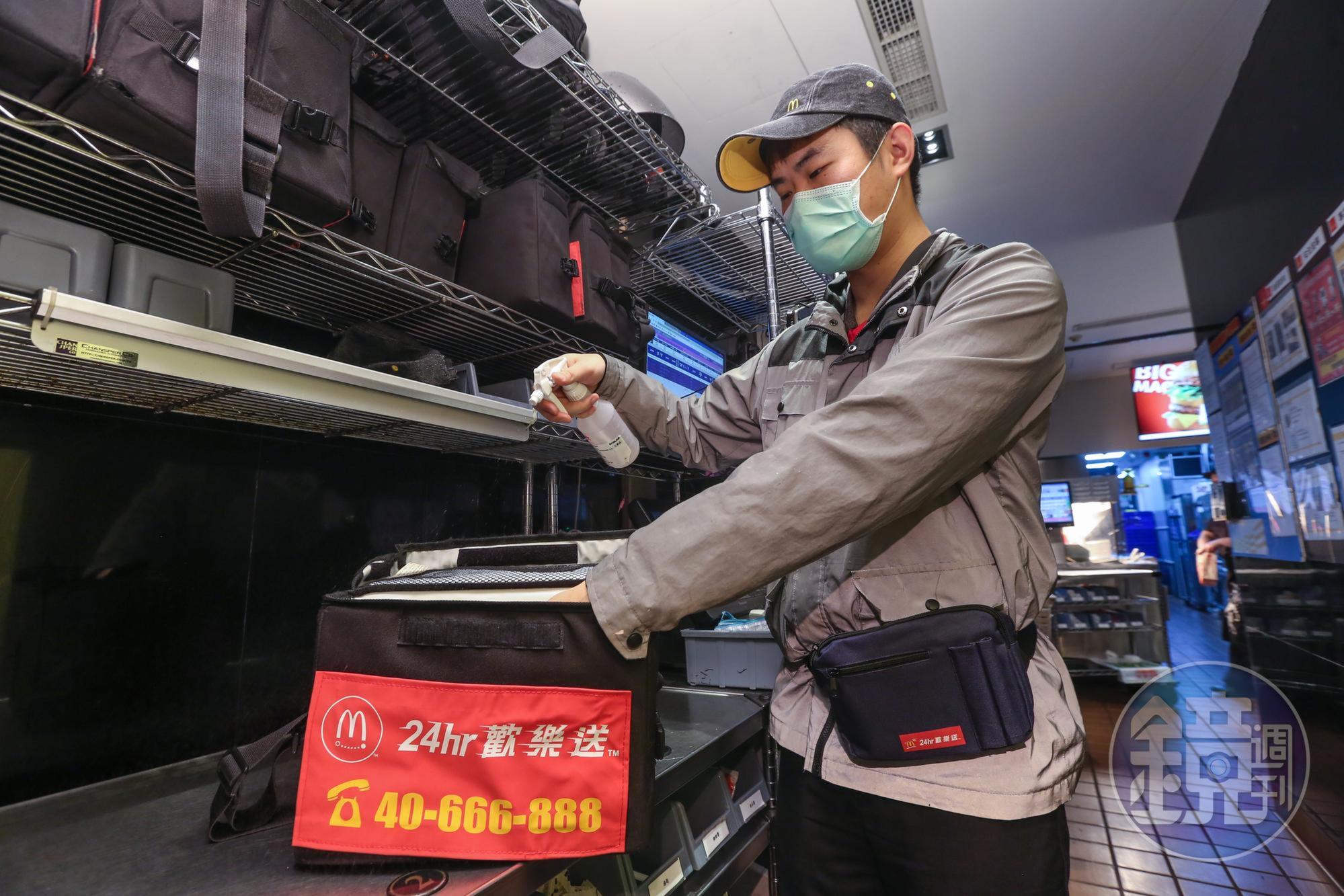 因應疫情來襲，麥當勞歡樂送針對外送箱、備膳台也會定時進行消毒。