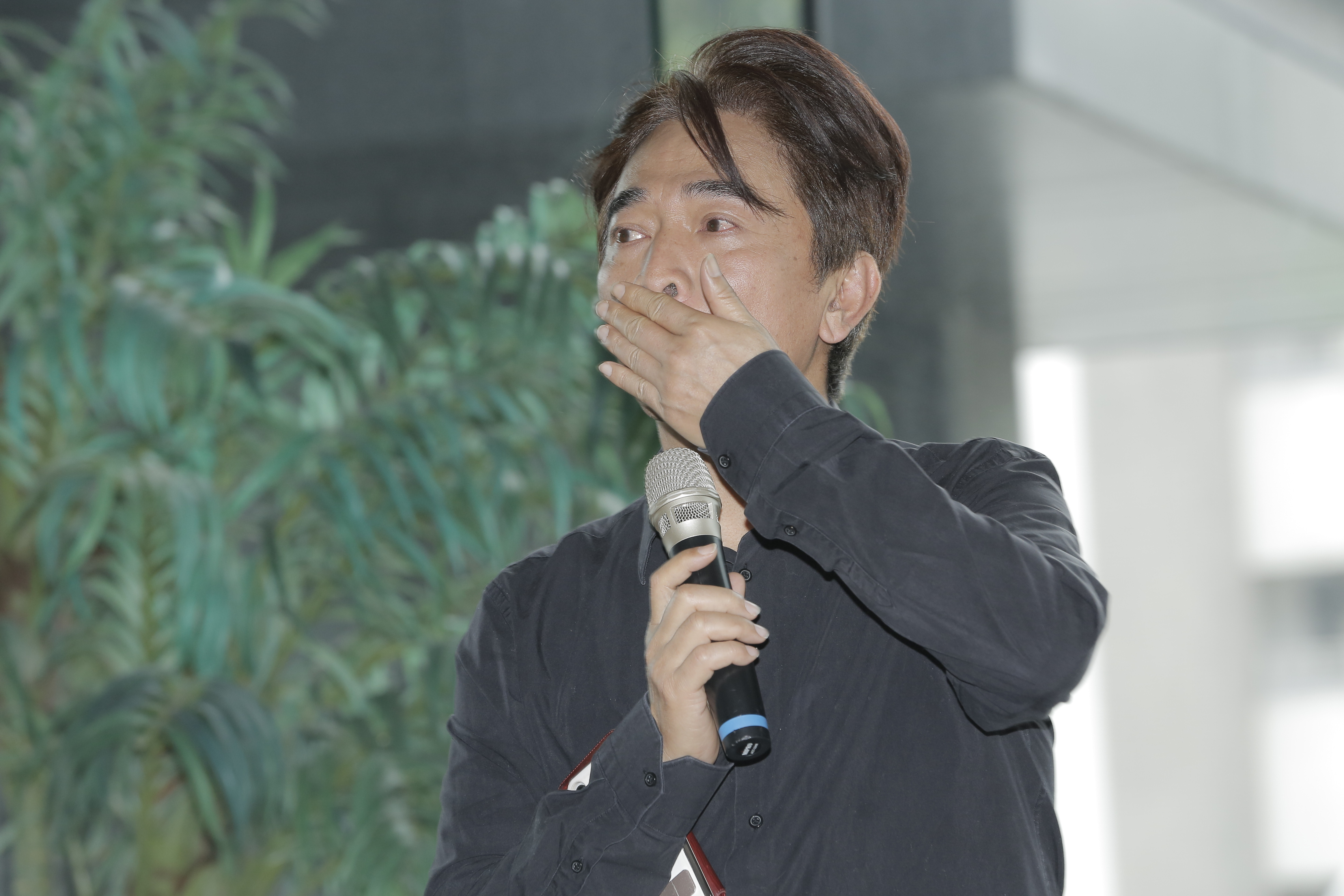 吳宗憲替辛龍代為發言，話說到一半眼紅哽咽。