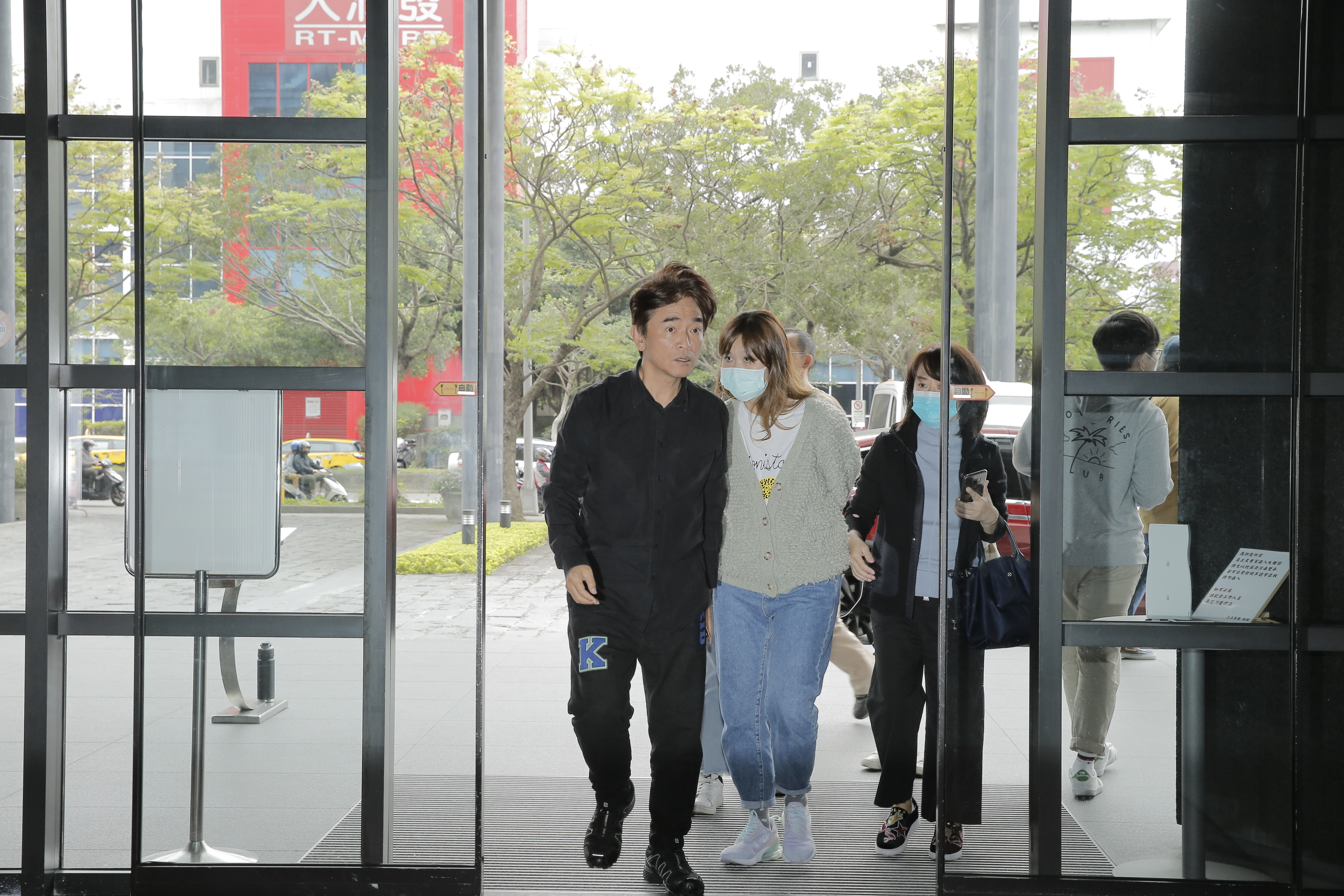 吳宗憲一早就到辛龍家慰問致意,接著直接到電視台錄影。