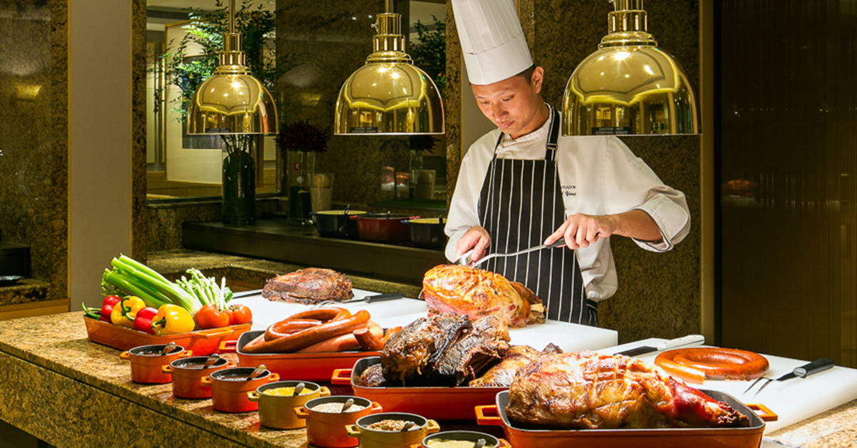 明園西餐廳推出外帶國賓經典爐烤牛小排、蜂蜜烤火腿及鐵板雞腿排等三款外賣商品。(圖為明園自助餐現切餐檯)