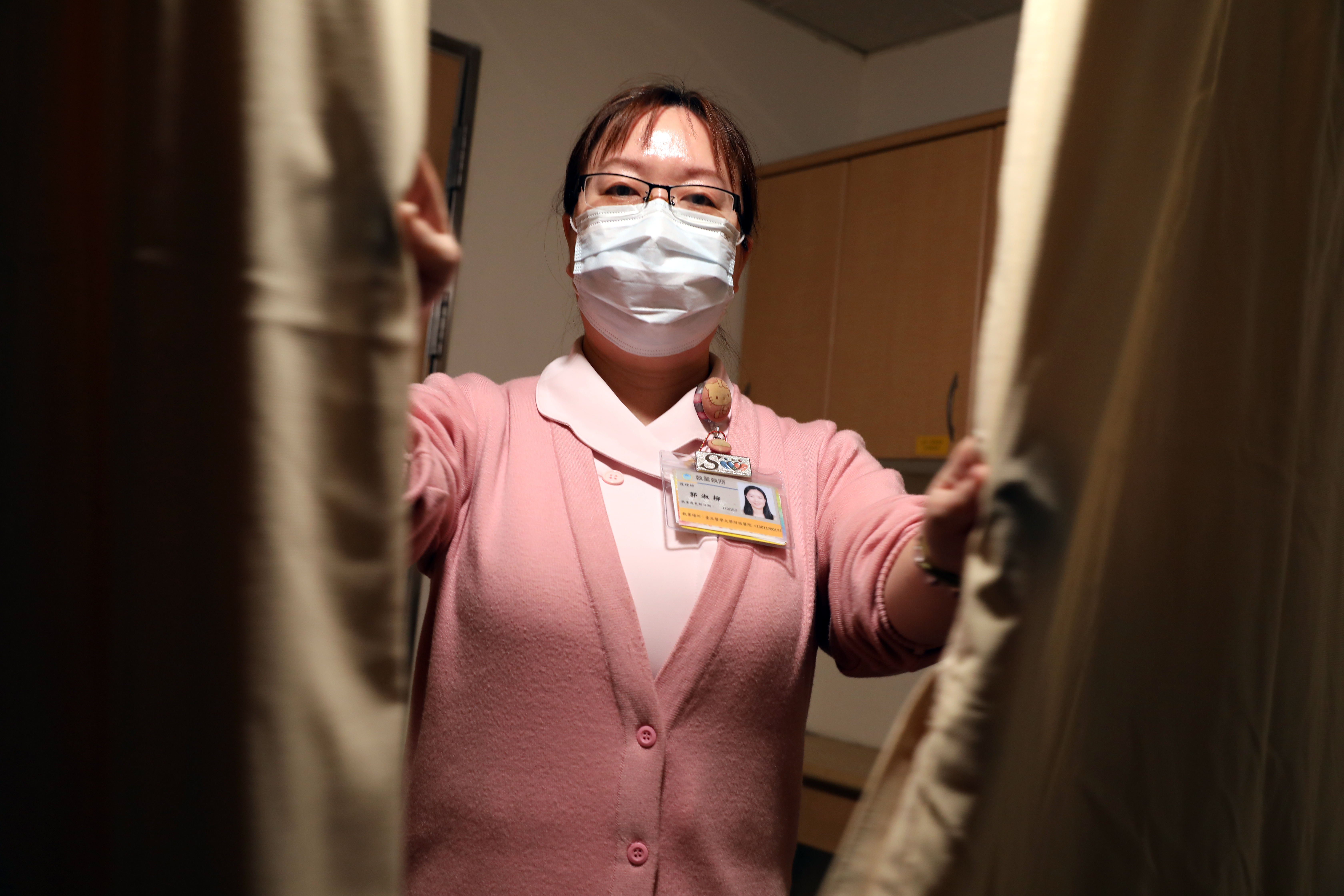 郭淑柳表示，現在走在路上，也一定戴著口罩。衛福部不是說公開場合不需要嗎？她說：「我是護理師，要更保護別人。」