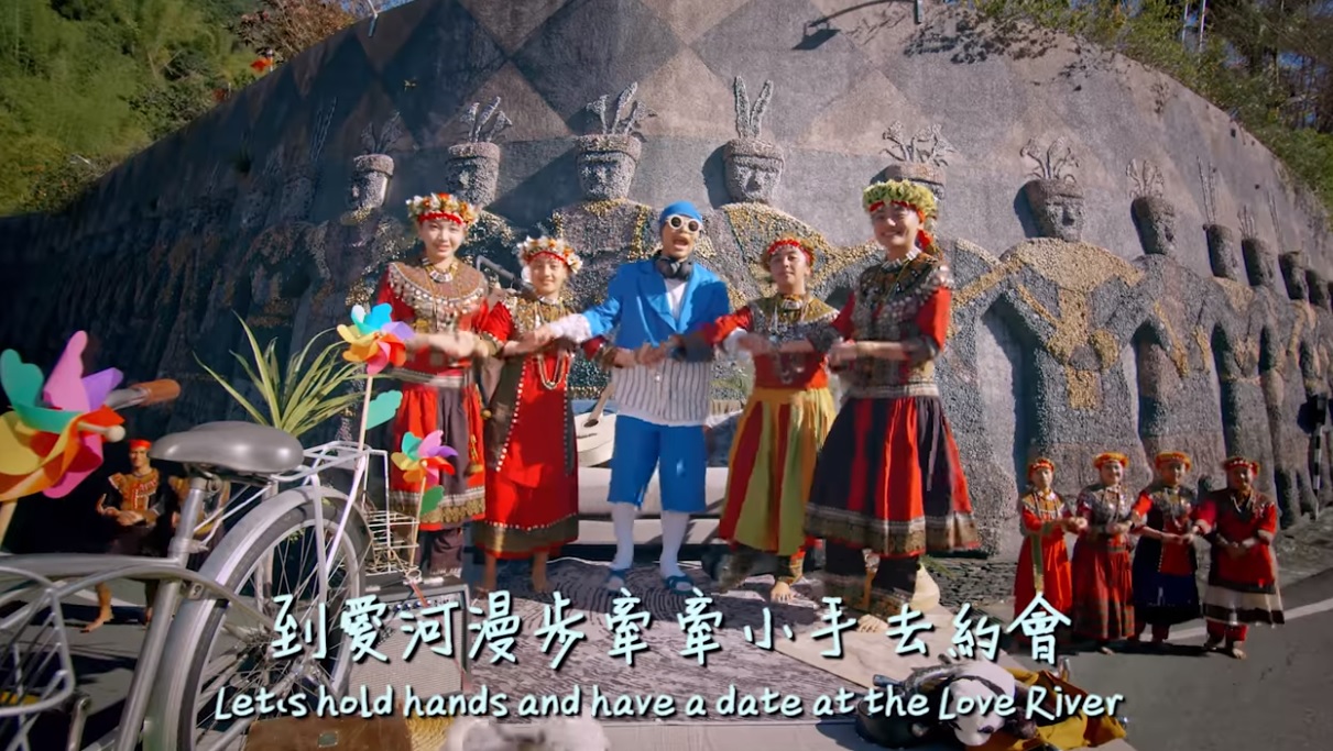 〈出去走走〉MV中，黃明志走遍高雄各處景點，像是愛河、中央公園、旗津、蓮池潭龍虎塔等。（翻攝自Namewee YouTube頻道）