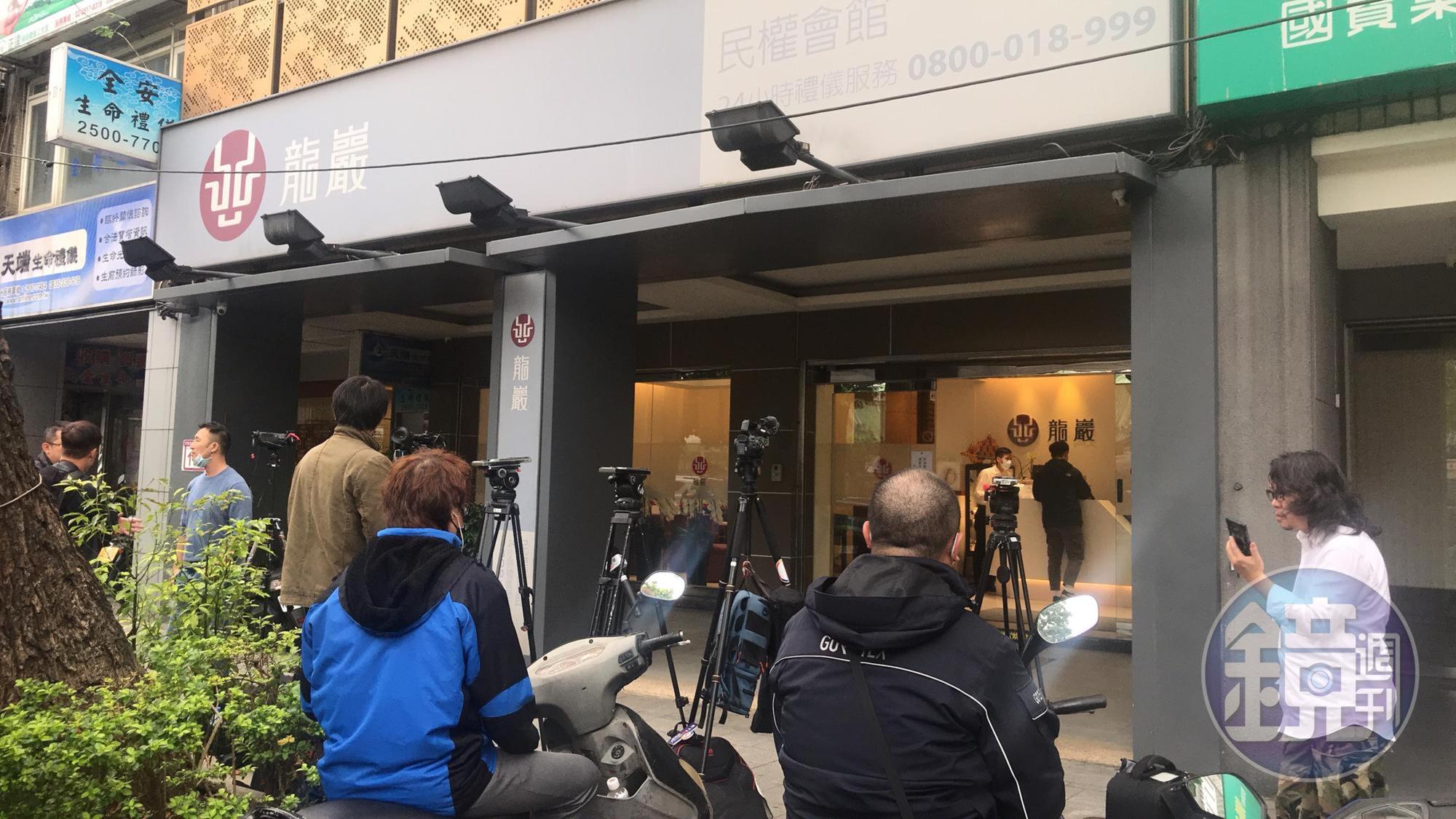 據悉劉真靈堂將在今晚開始佈置,目前靈堂外頭已有不少媒體等候。