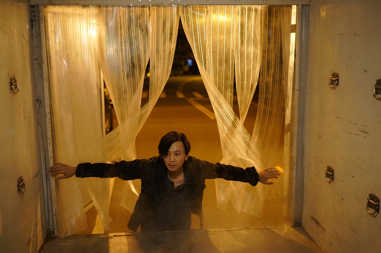 張書偉在《76号恐怖書店-飢餓》不斷尋覓食物。（七十六号原子）