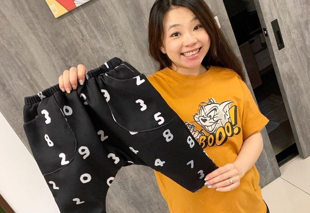 二伯懷胎之後迷上自己做寶寶衣服,開心秀出成品。(翻攝自蔡阿嘎臉書)