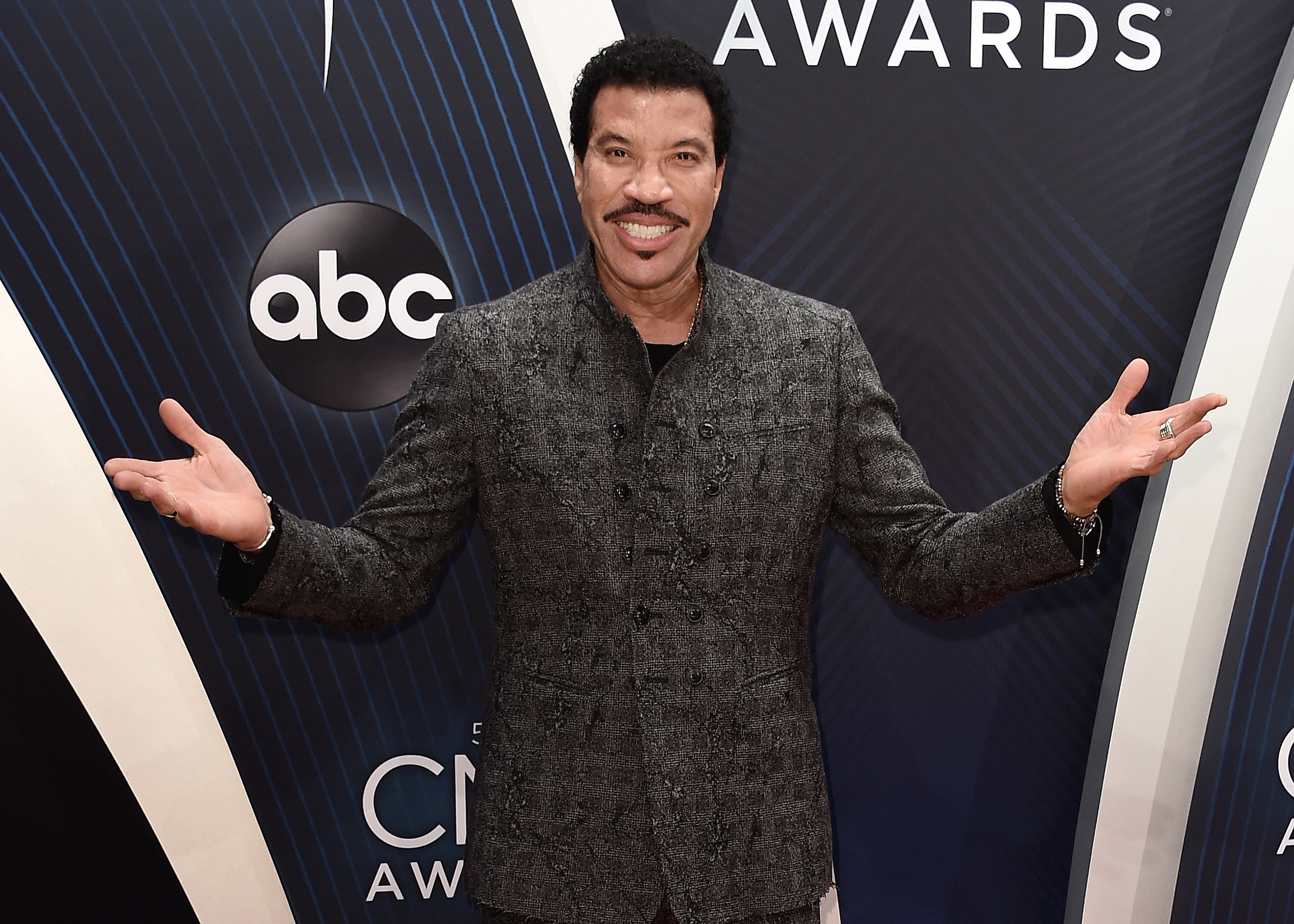 萊諾李奇35年前與麥可傑克森創作了〈We Are the World〉,現在面對疫情,他建議重新灌錄的時機到了。(東方IC)