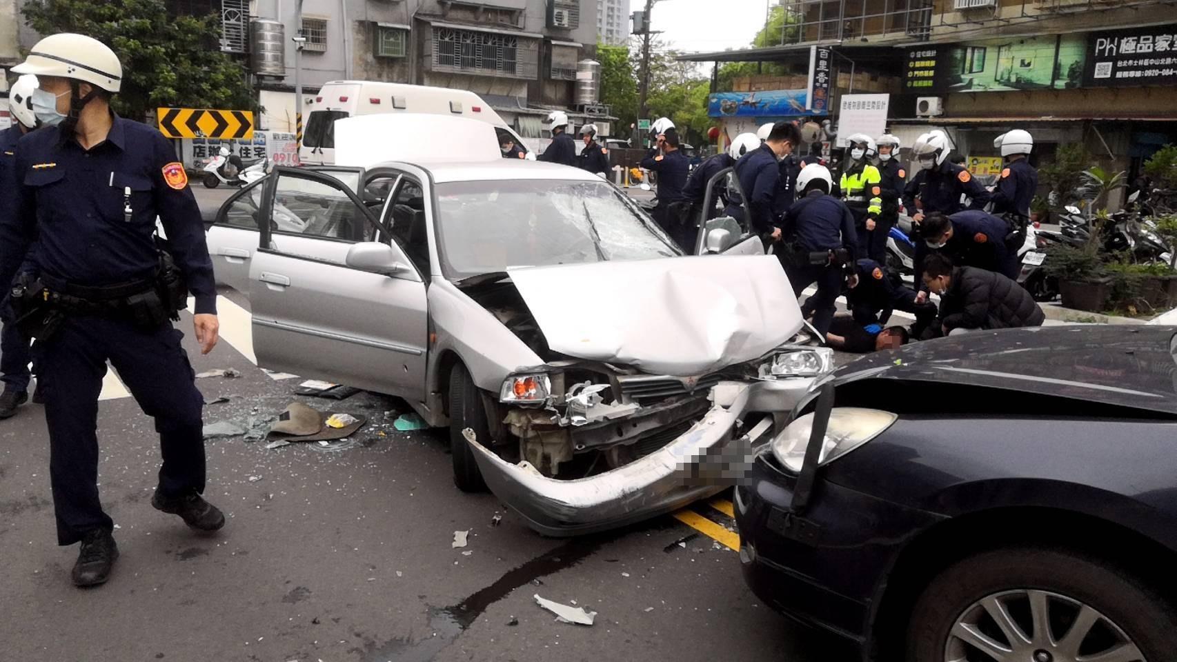 王姓毒品通犯拒檢衝撞警,經一陣街頭追逐戰後,被警壓制逮捕。(翻攝畫面)