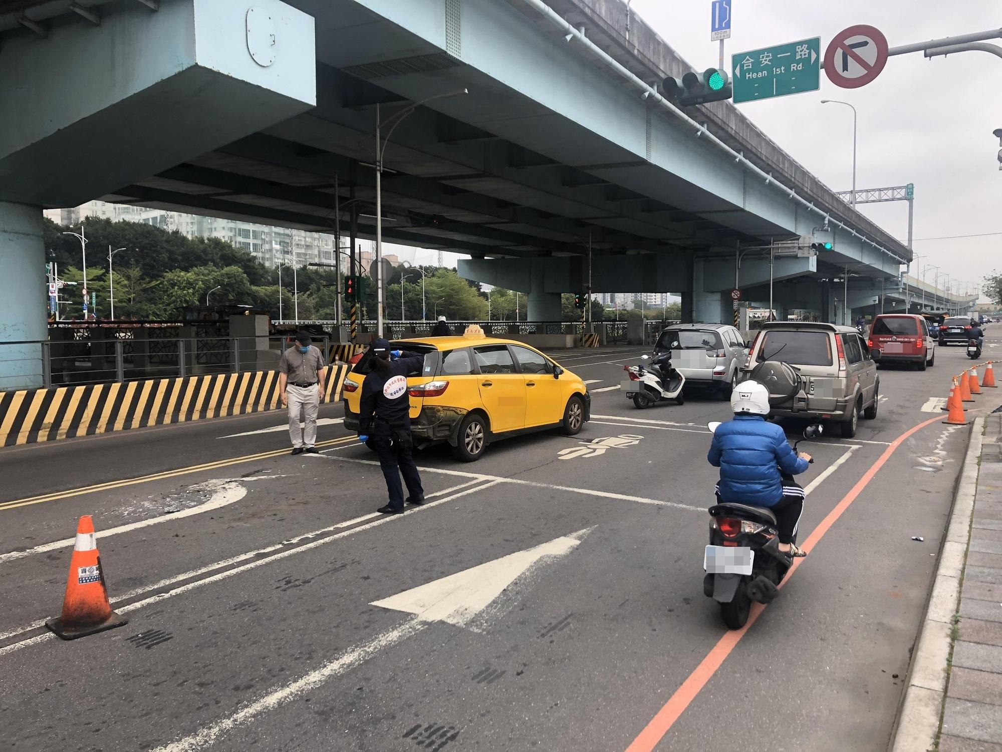 警方蒐證人員在開槍地點進行採證。(翻攝畫面)