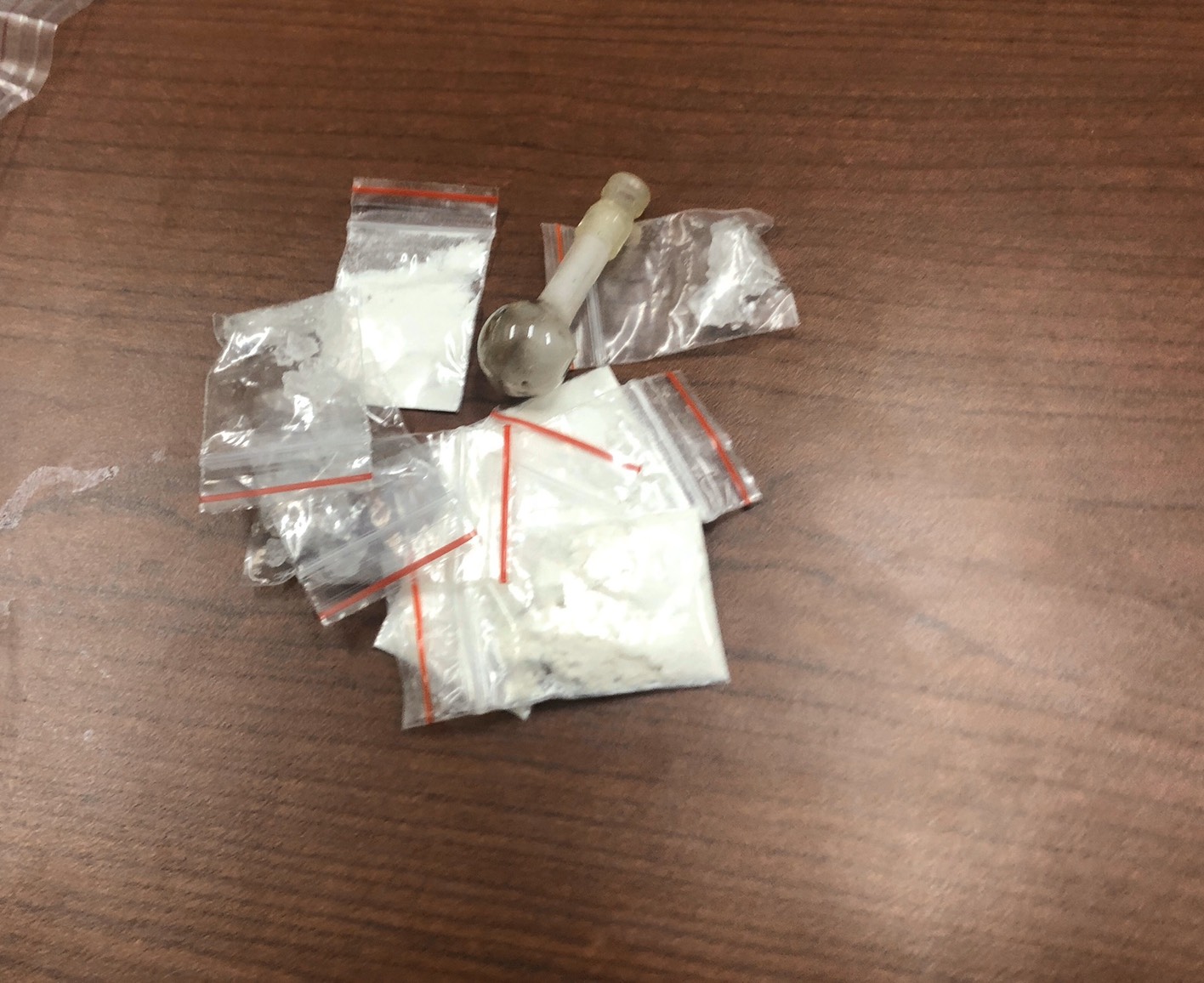 警方在王嫌車上搜出海洛因、安非他命及吸食器等物。(翻攝畫面)